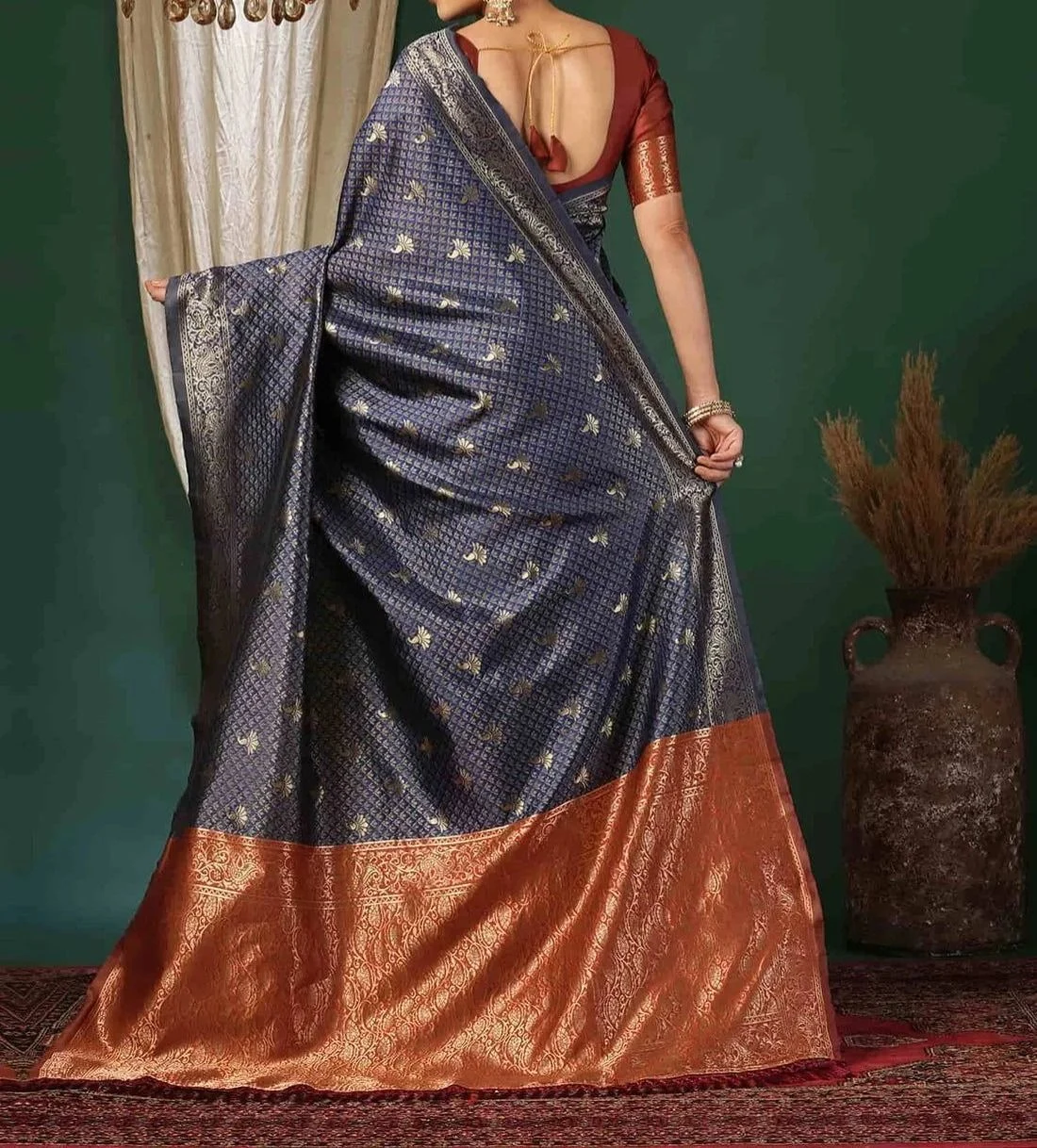 Tryloom Silk Blend Woven Banarasi Saree 5