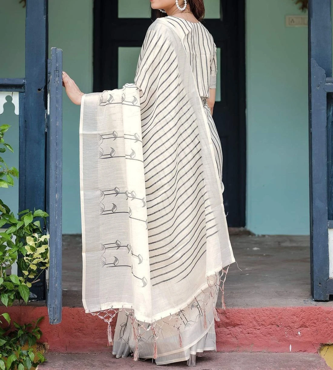 Tryloom Off White Linen Printed Onam Saree 8
