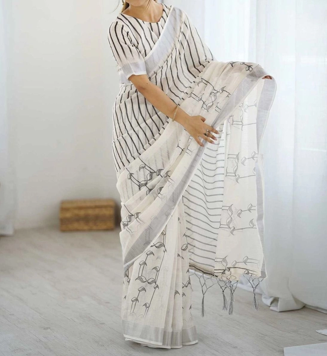 Tryloom Off White Linen Printed Onam Saree 4