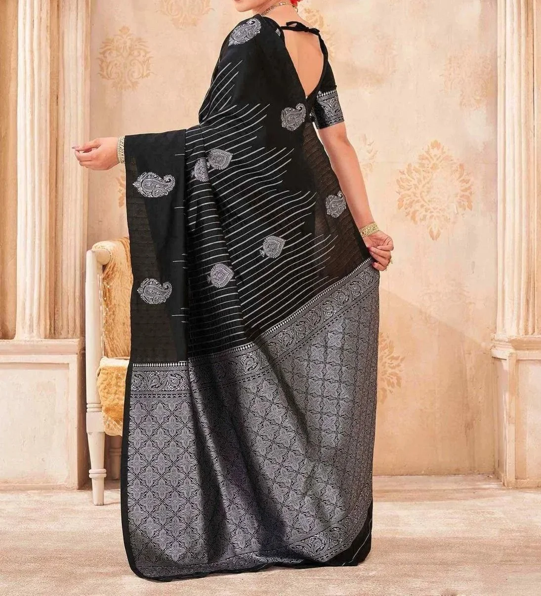 Tryloom Black Silk Woven Banarasi Saree 5