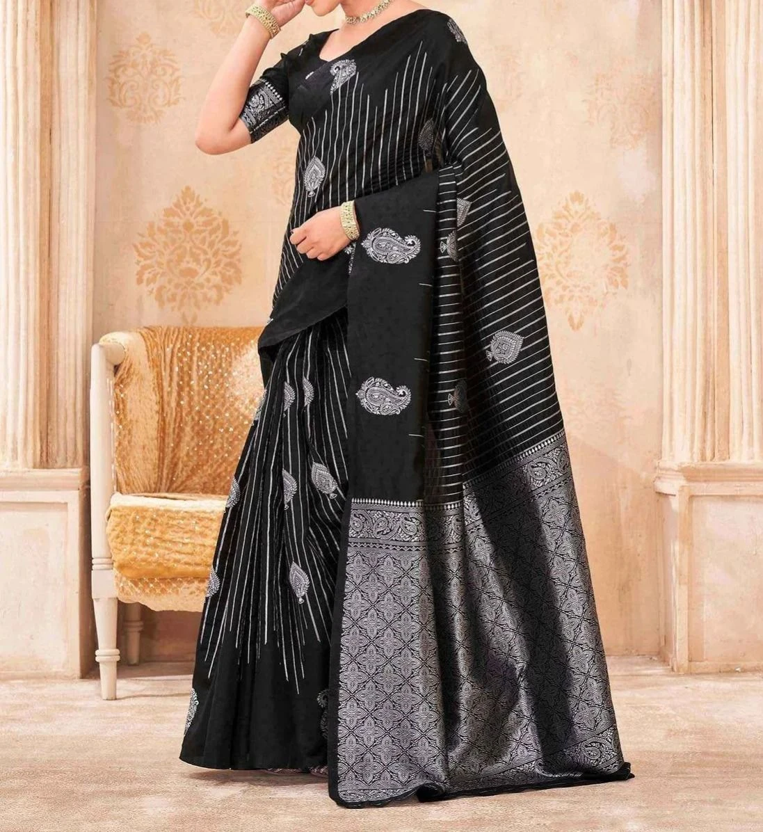 Tryloom Black Silk Woven Banarasi Saree 3