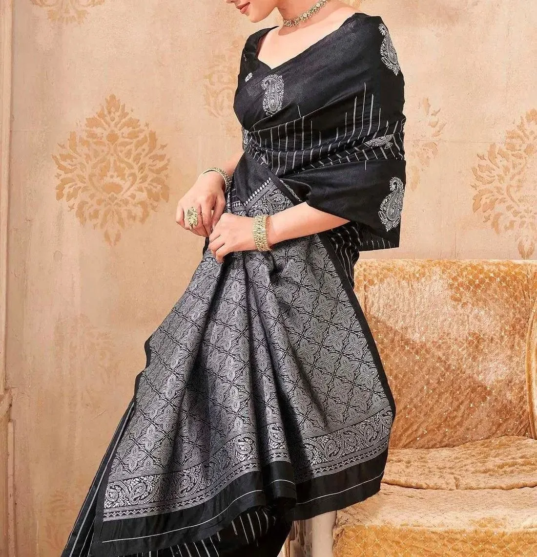 Tryloom Black Silk Woven Banarasi Saree 2