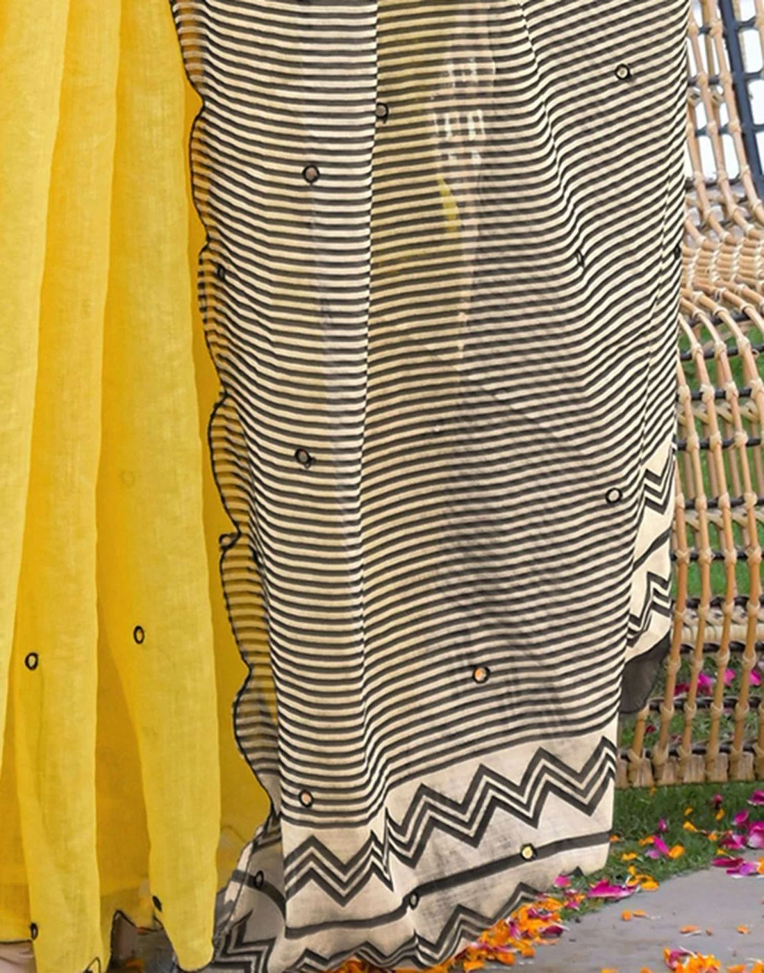 Tryloom Yellow Linen Mirror Work Printed Saree 8