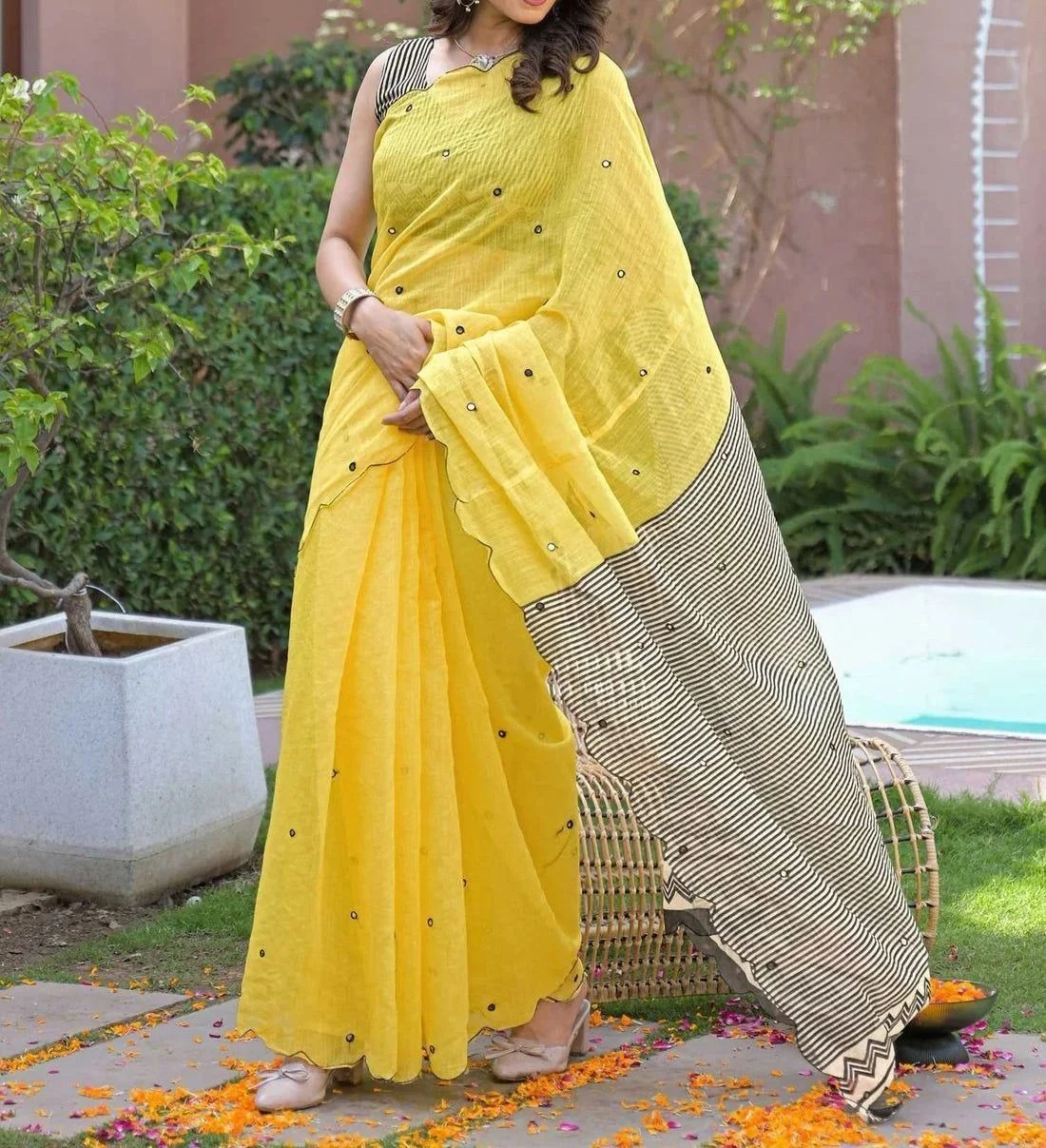 Tryloom Yellow Linen Mirror Work Printed Saree 7