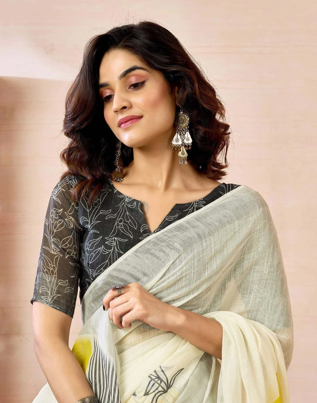 Tryloom Ready to Wear White Linen Floral Printed Saree 2