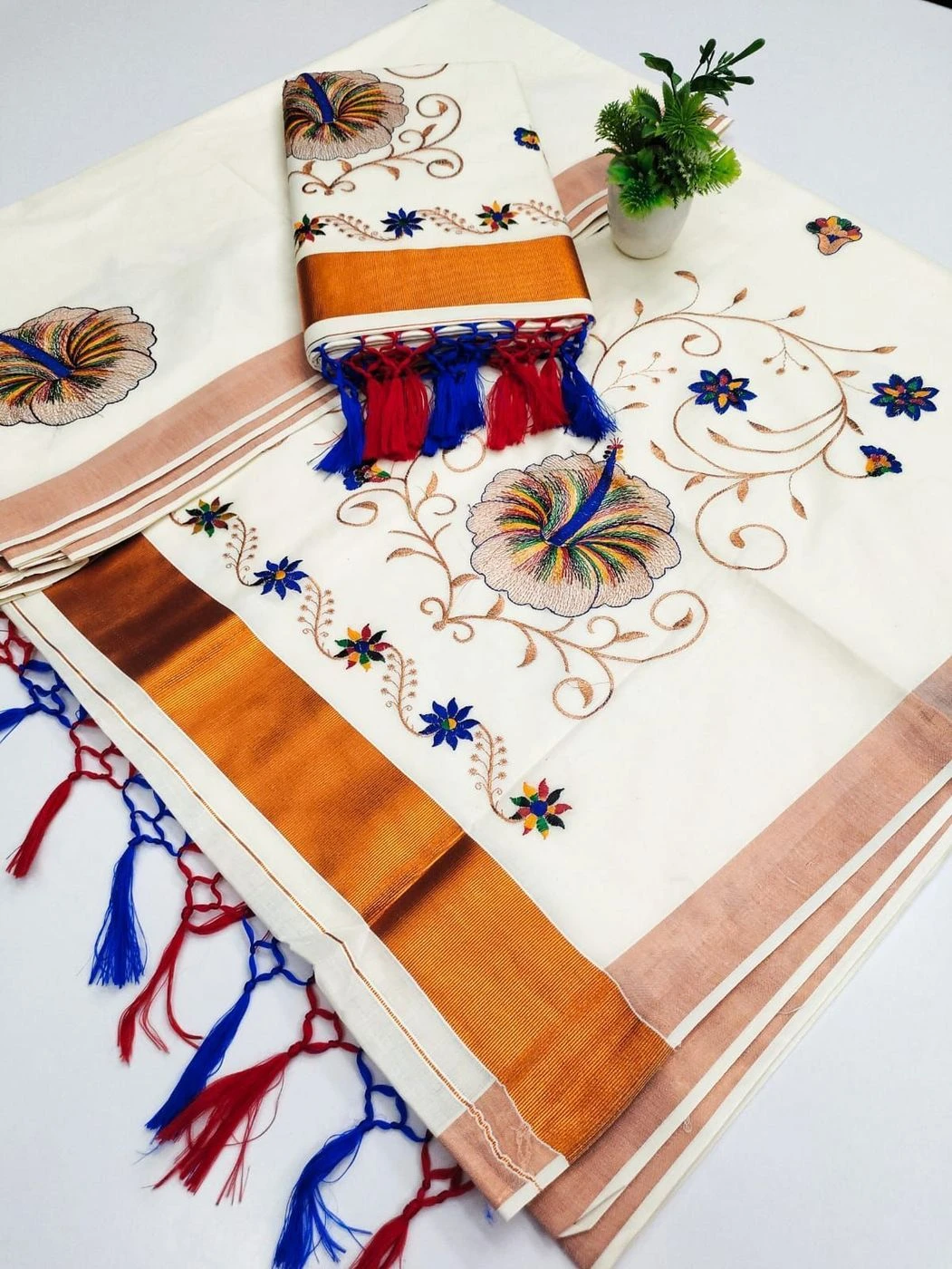 Tryloom Royal Blossom Kasavu Pure Cotton Saree | Premium Embroidered Kerala Festive Saree 2