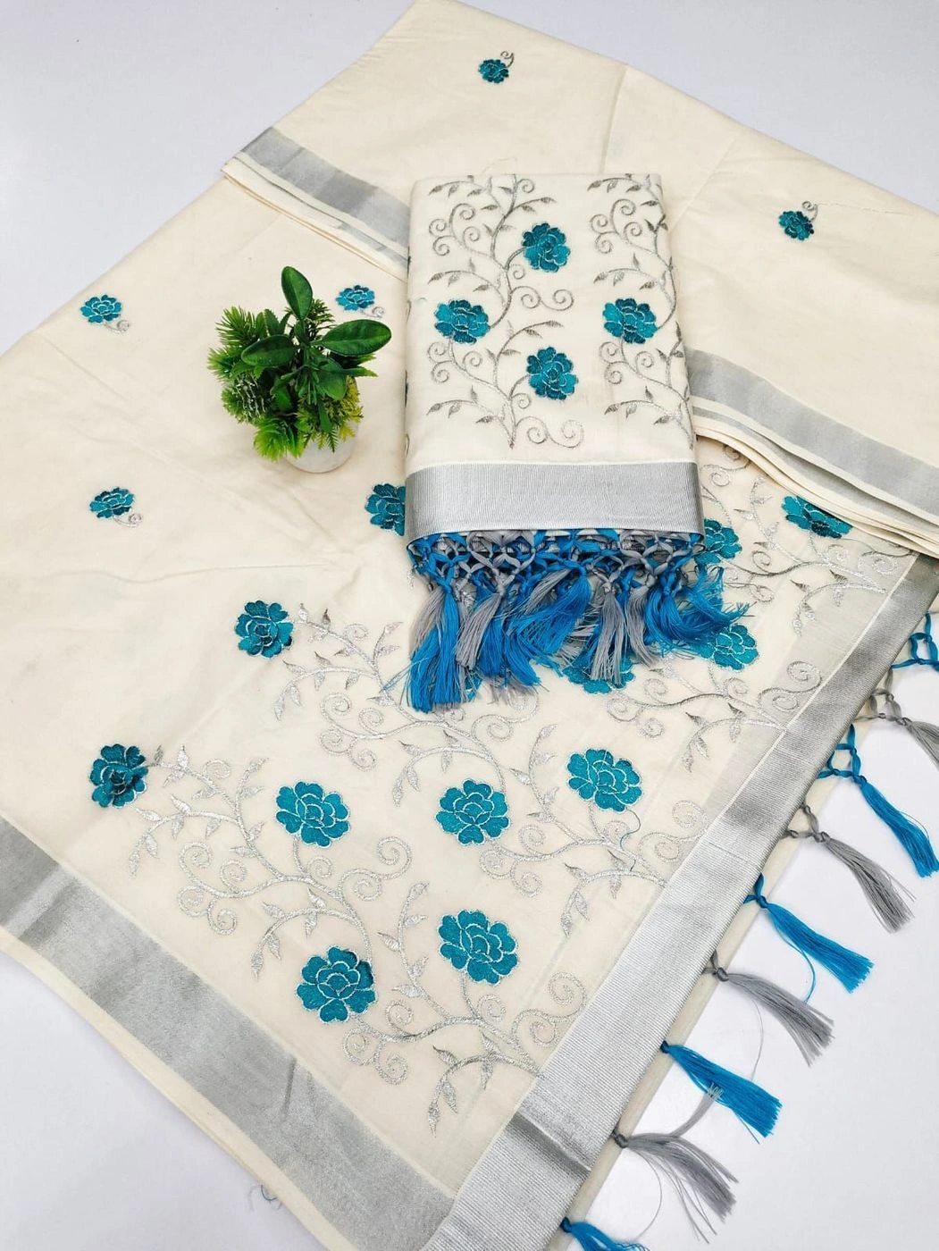 Tryloom Silver Blossom Vine Pure Cotton Saree | Premium Embroidered Silver Kasavu Kerala Festive Saree | Elegant Floral Collection 2