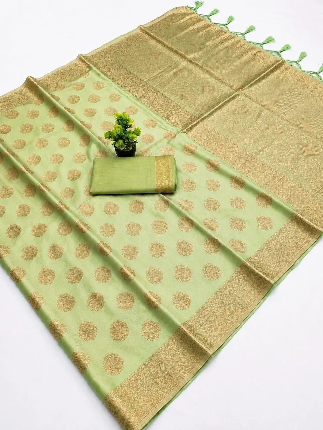 Tryloom Fancy Shimmer Thread Putta Work Saree – Premium Lightweight Designer Saree with Rich Pallu & Tusser Work 4