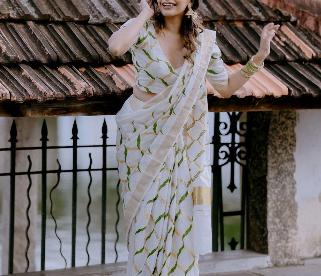 Tryloom Olive Chain Premium Cotton Saree | Elegant Kerala White Cotton Saree with Olive Green Chain Print & Golden Zari Border | Designer Festive Saree 5
