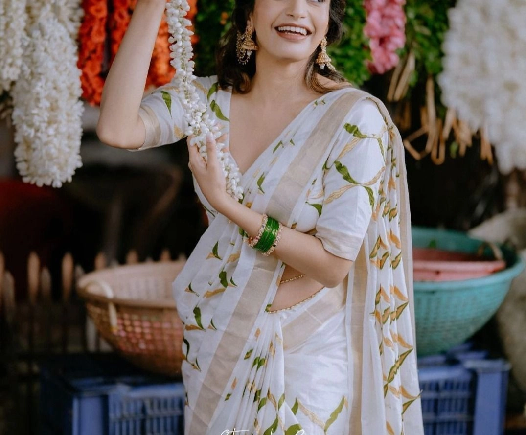 Tryloom Olive Chain Premium Cotton Saree | Elegant Kerala White Cotton Saree with Olive Green Chain Print & Golden Zari Border | Designer Festive Saree 3