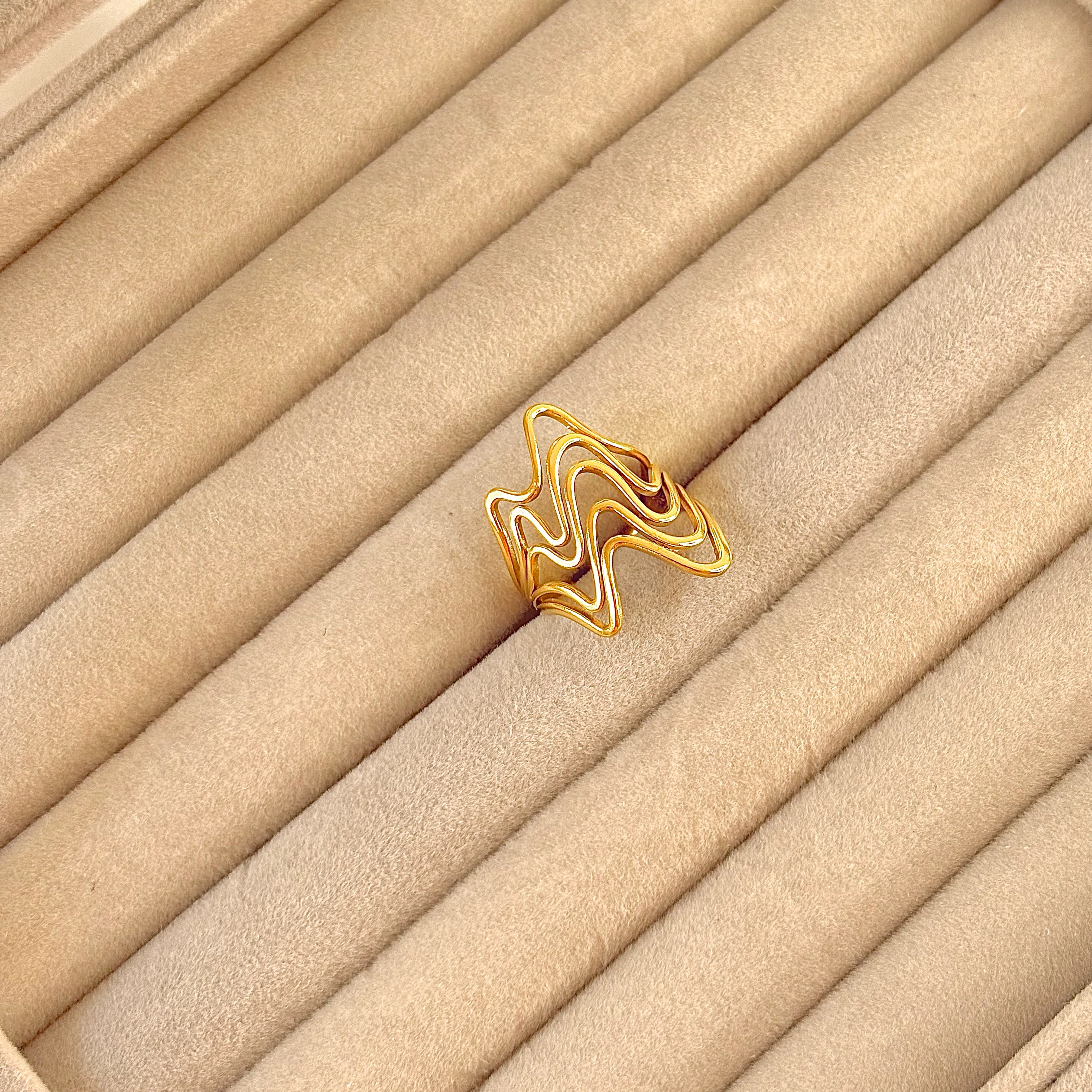 Wave style adjustable ring