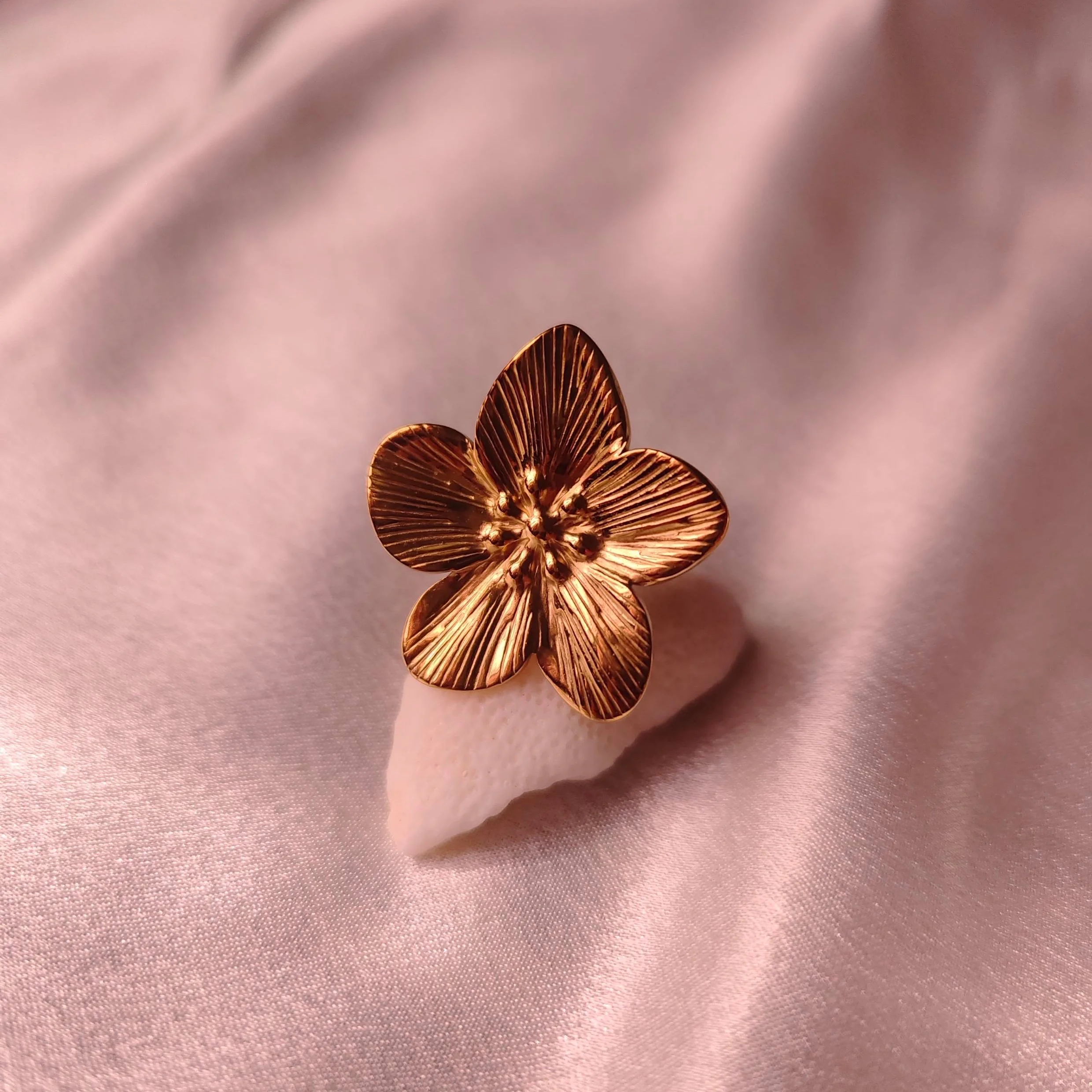 Single flower adjustable ring