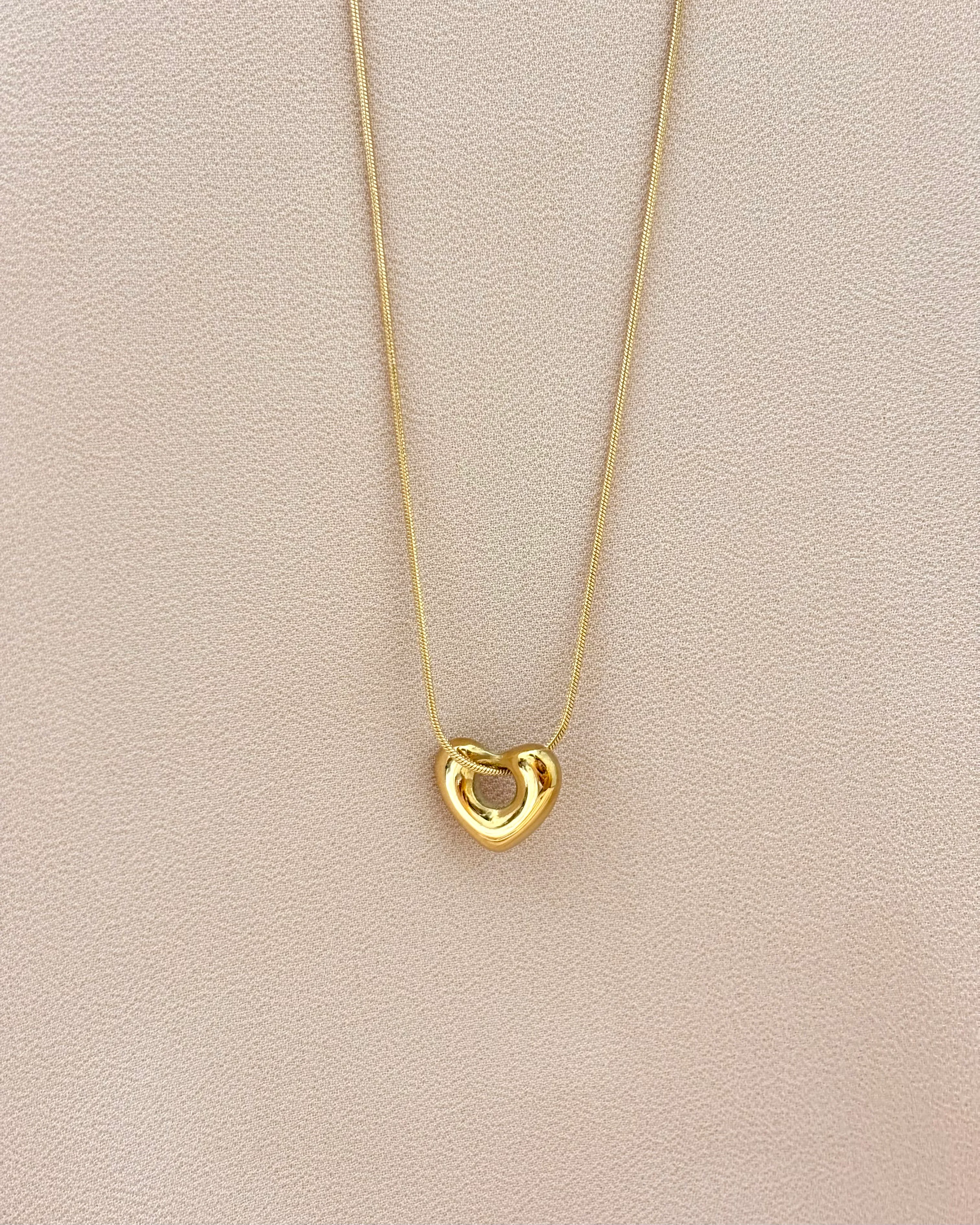 Heart shaped pendant necklace. 2