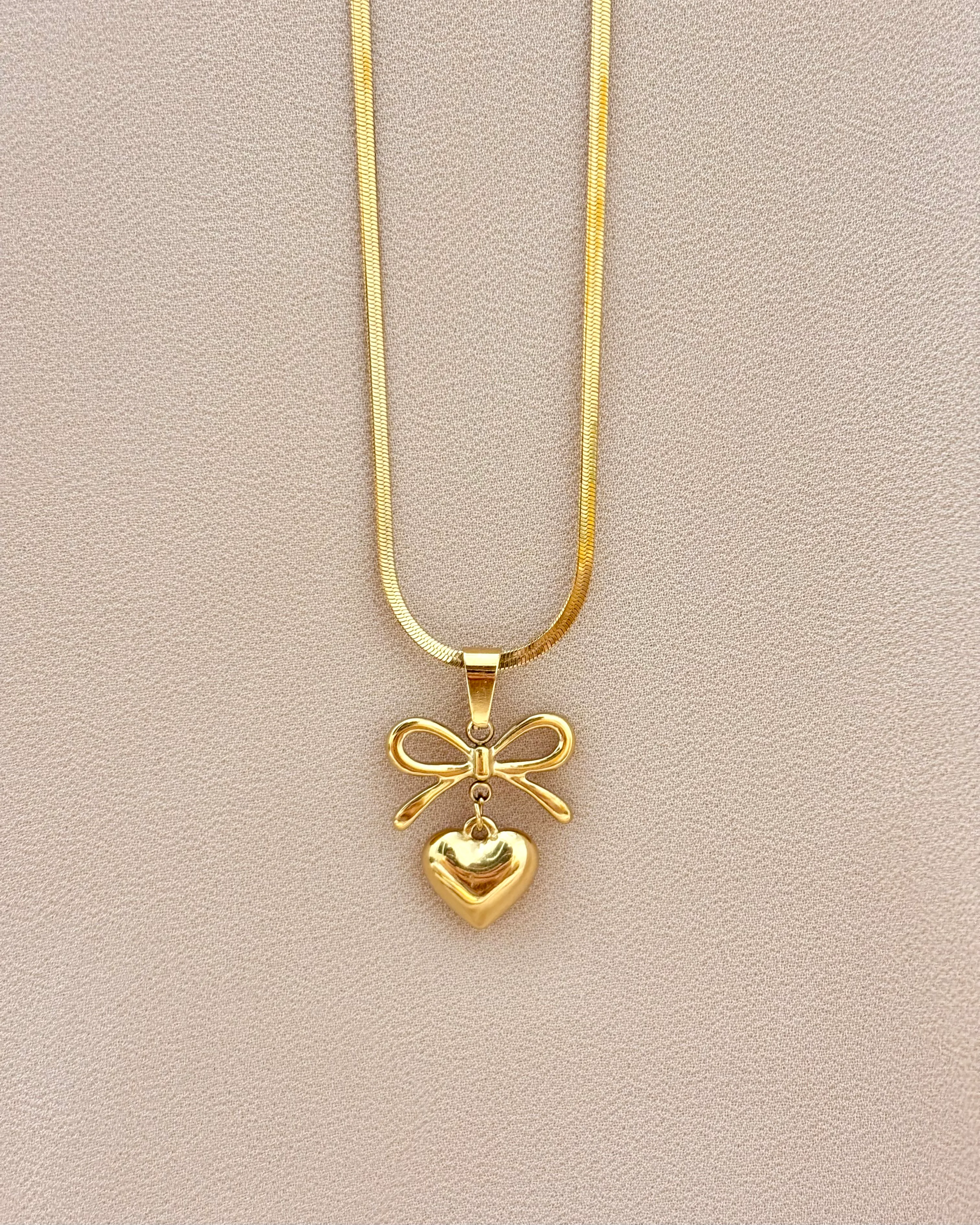 Heart and bow themed Pendant necklace 2