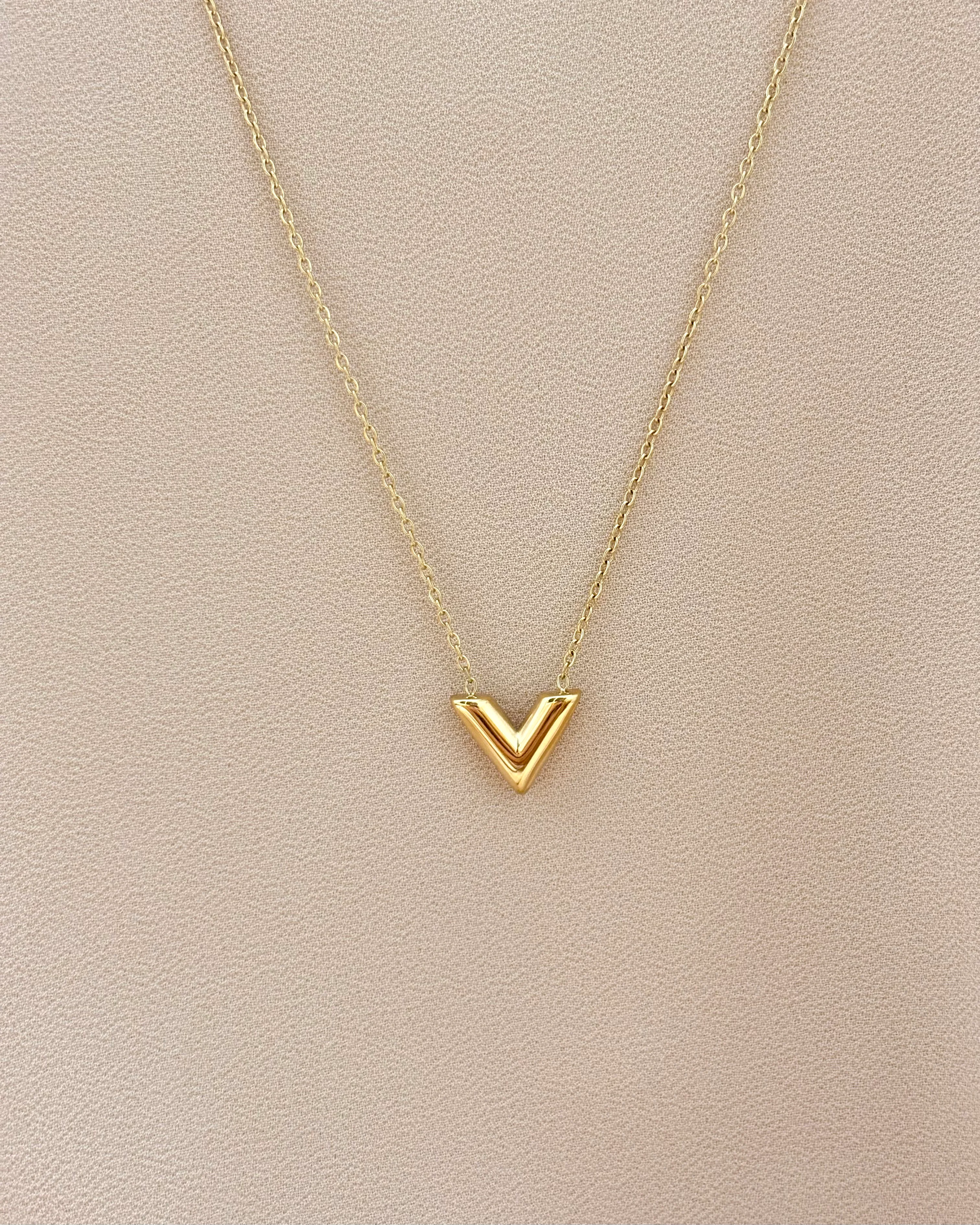 V shaped pendant necklace
