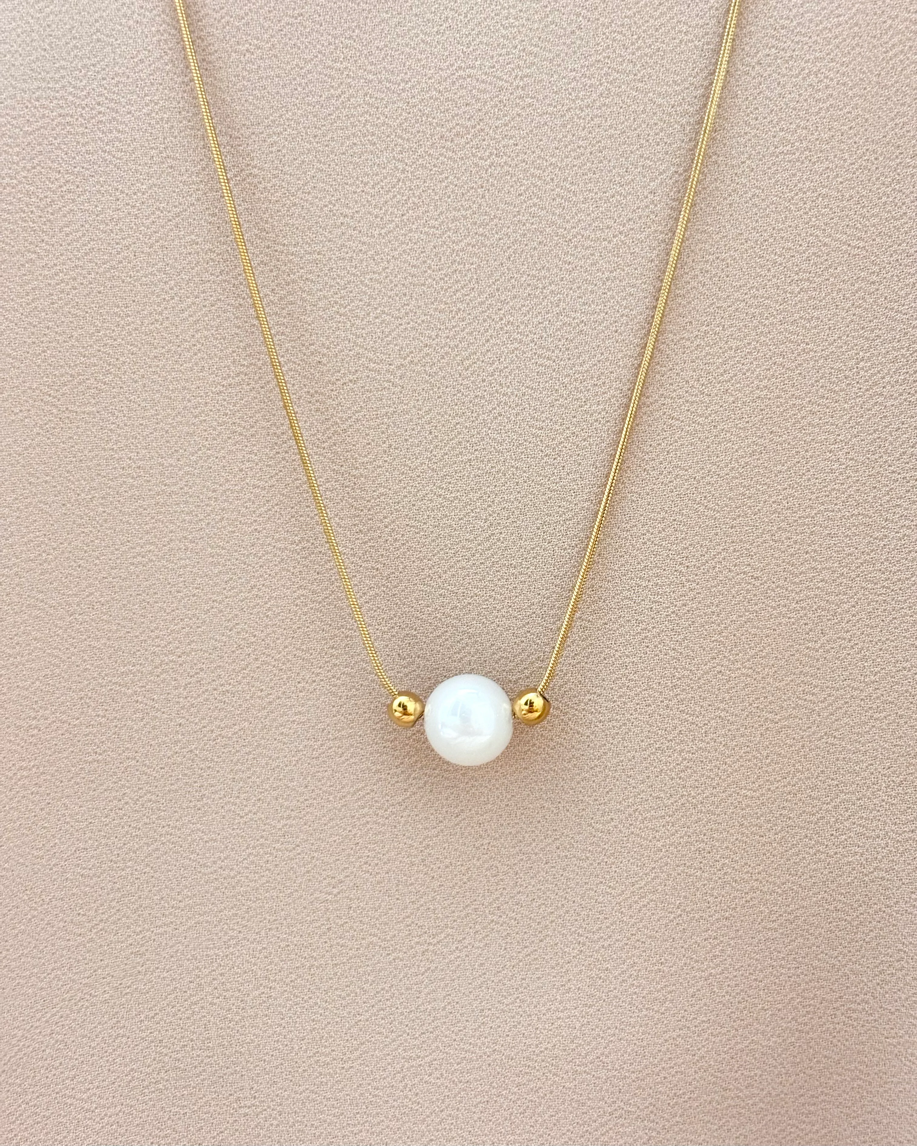 Minimal white pearl pendant necklace