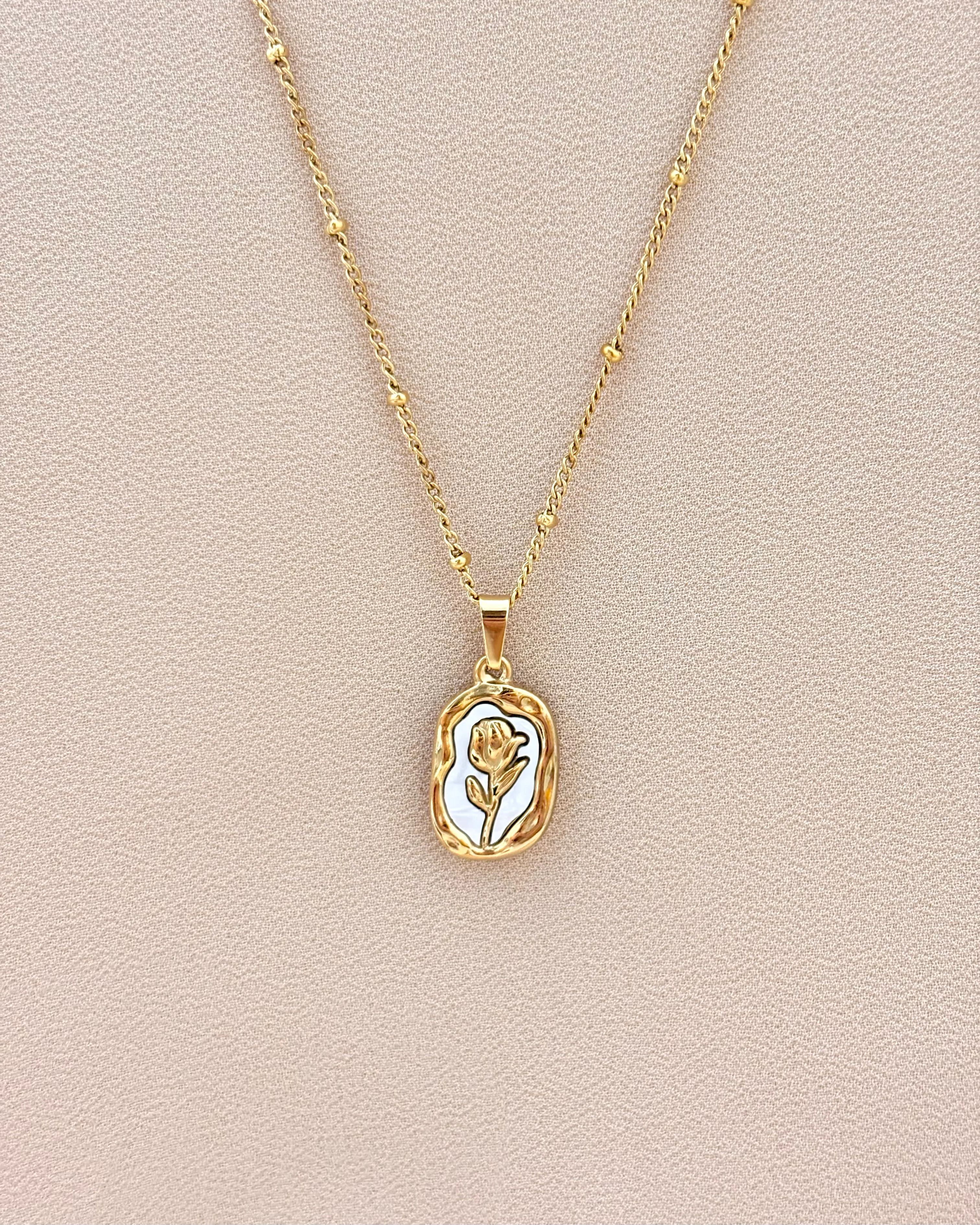 Rose sealed white pendant necklace 1