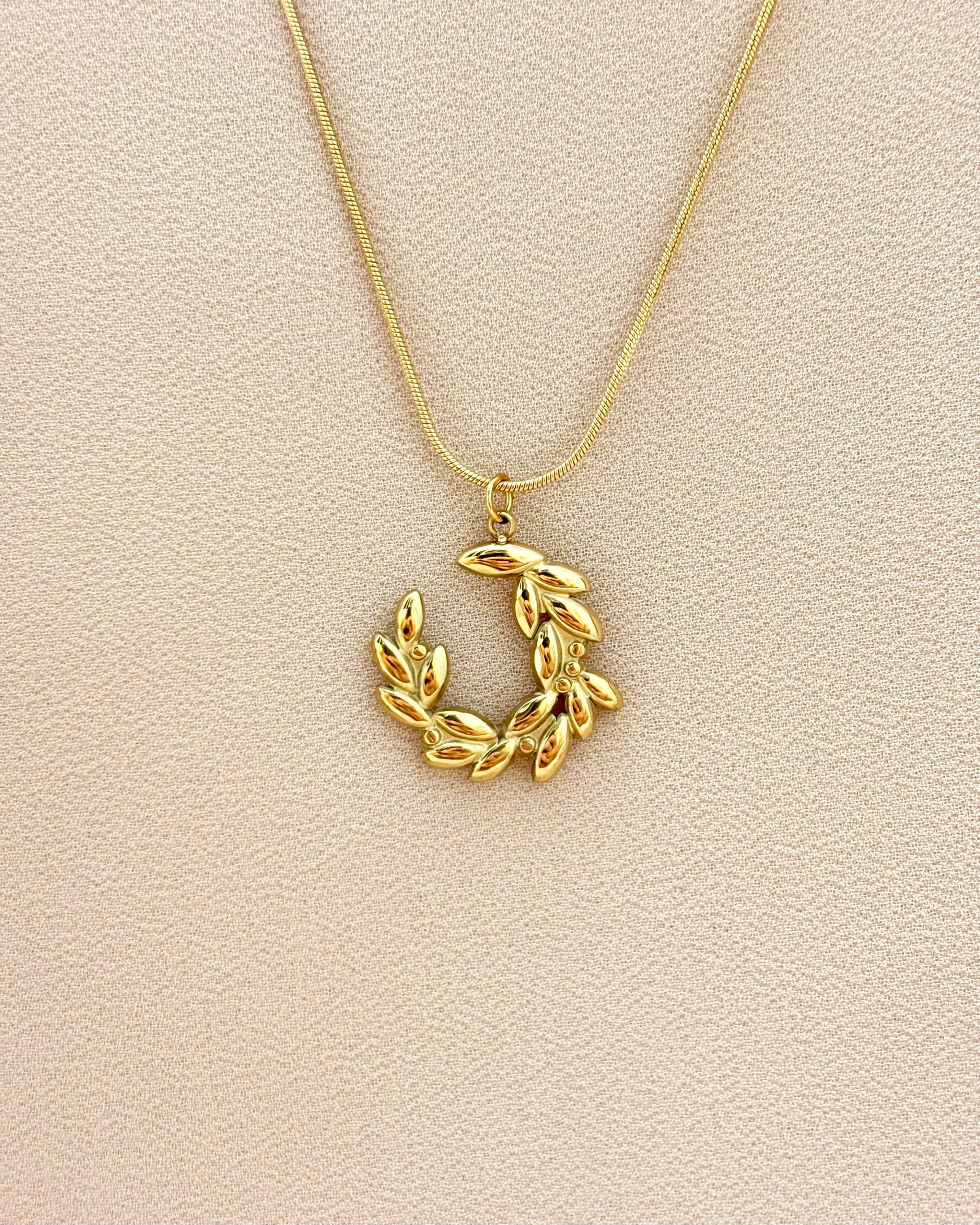 Crescent moon themed pendant necklace 2