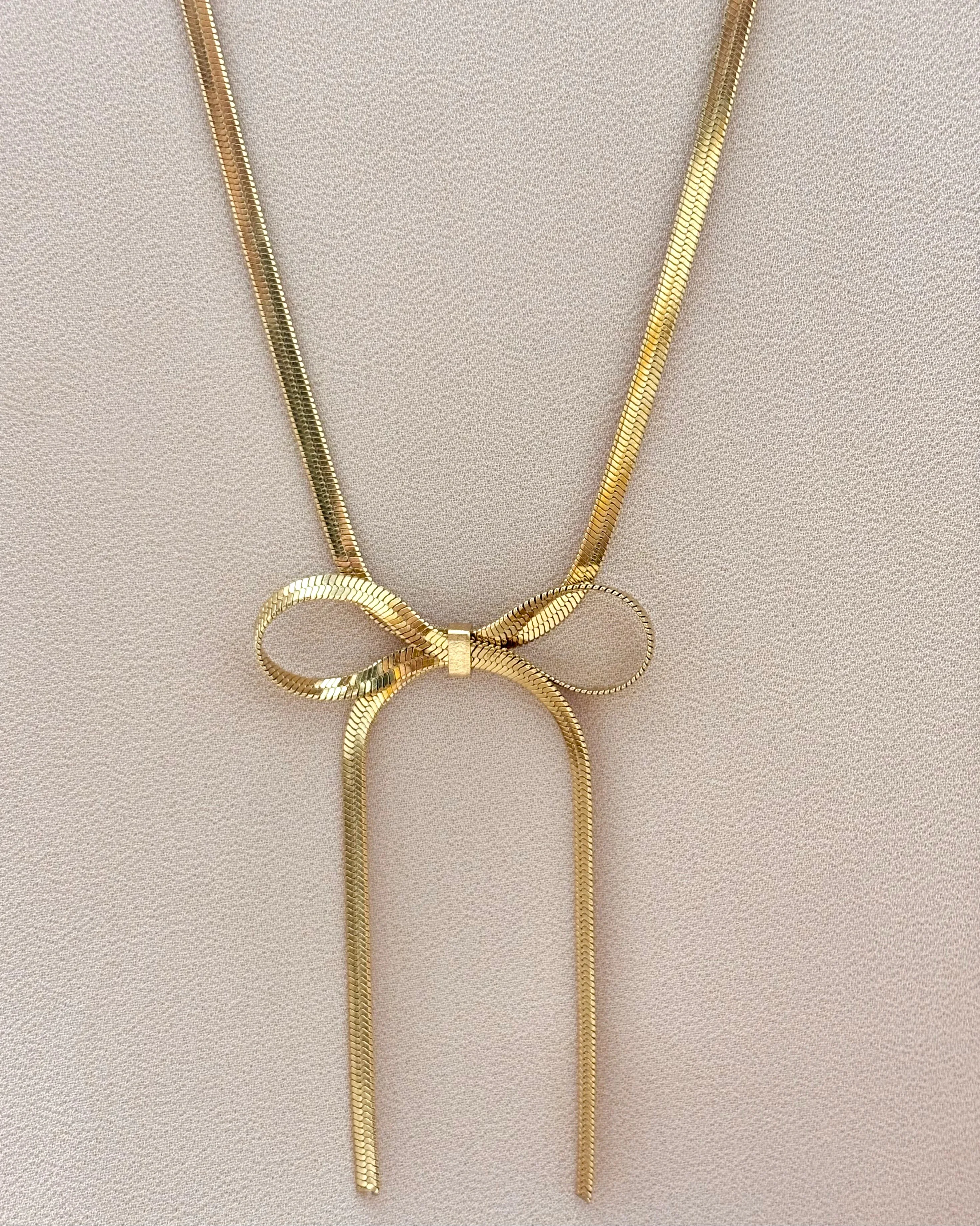 Bow in snake chain necklace
