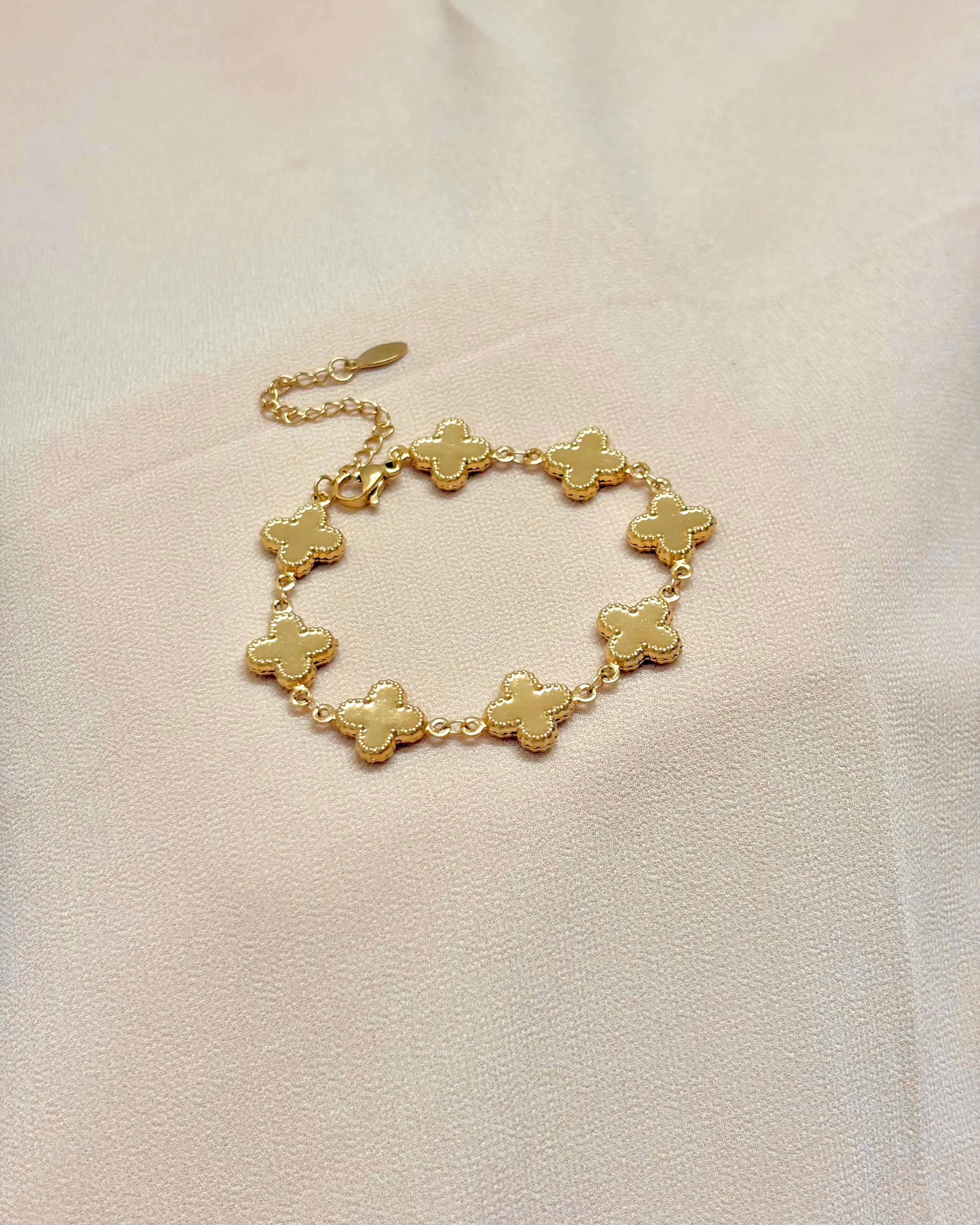 Shiny clovers bracelet