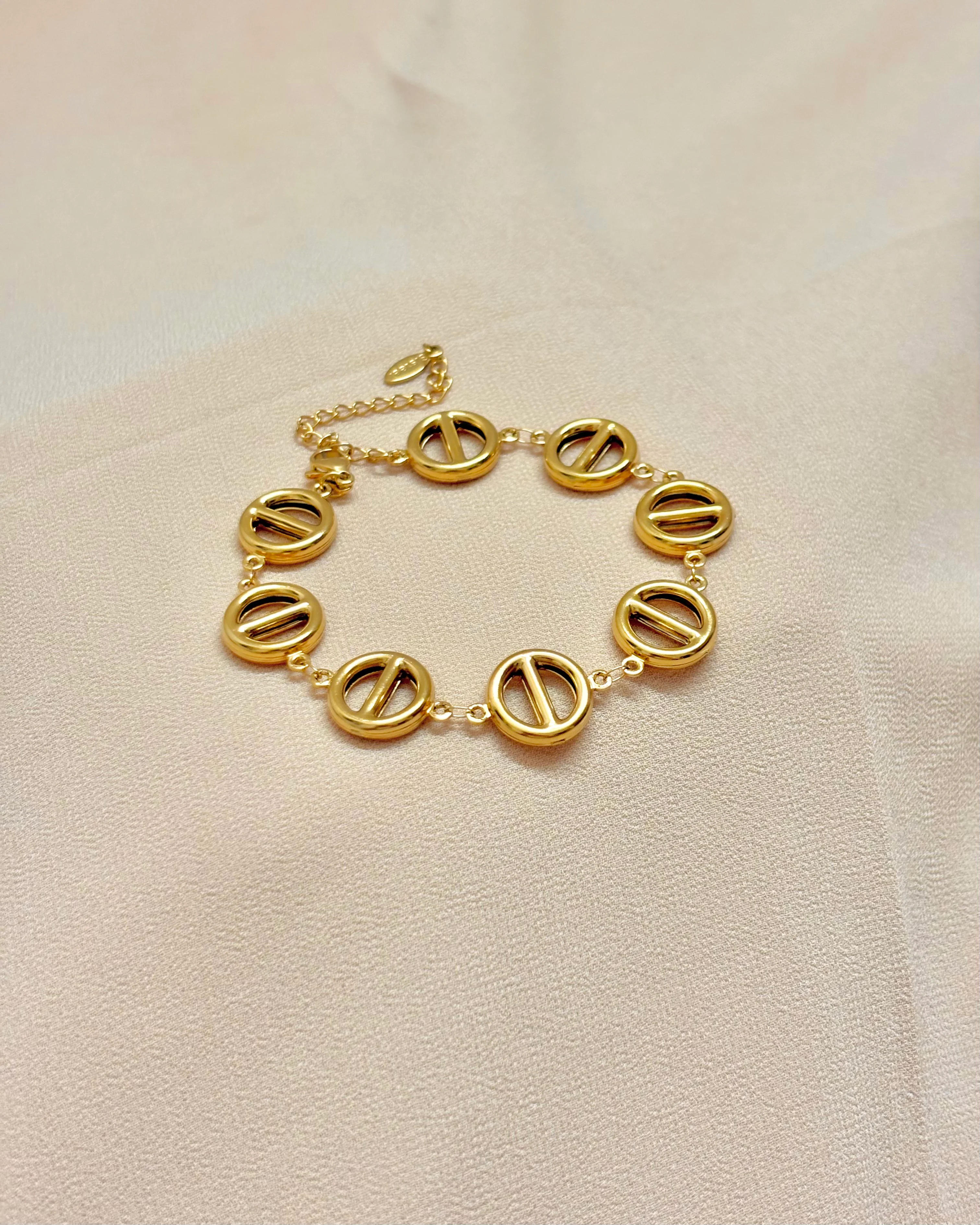 Circle link connected bracelet