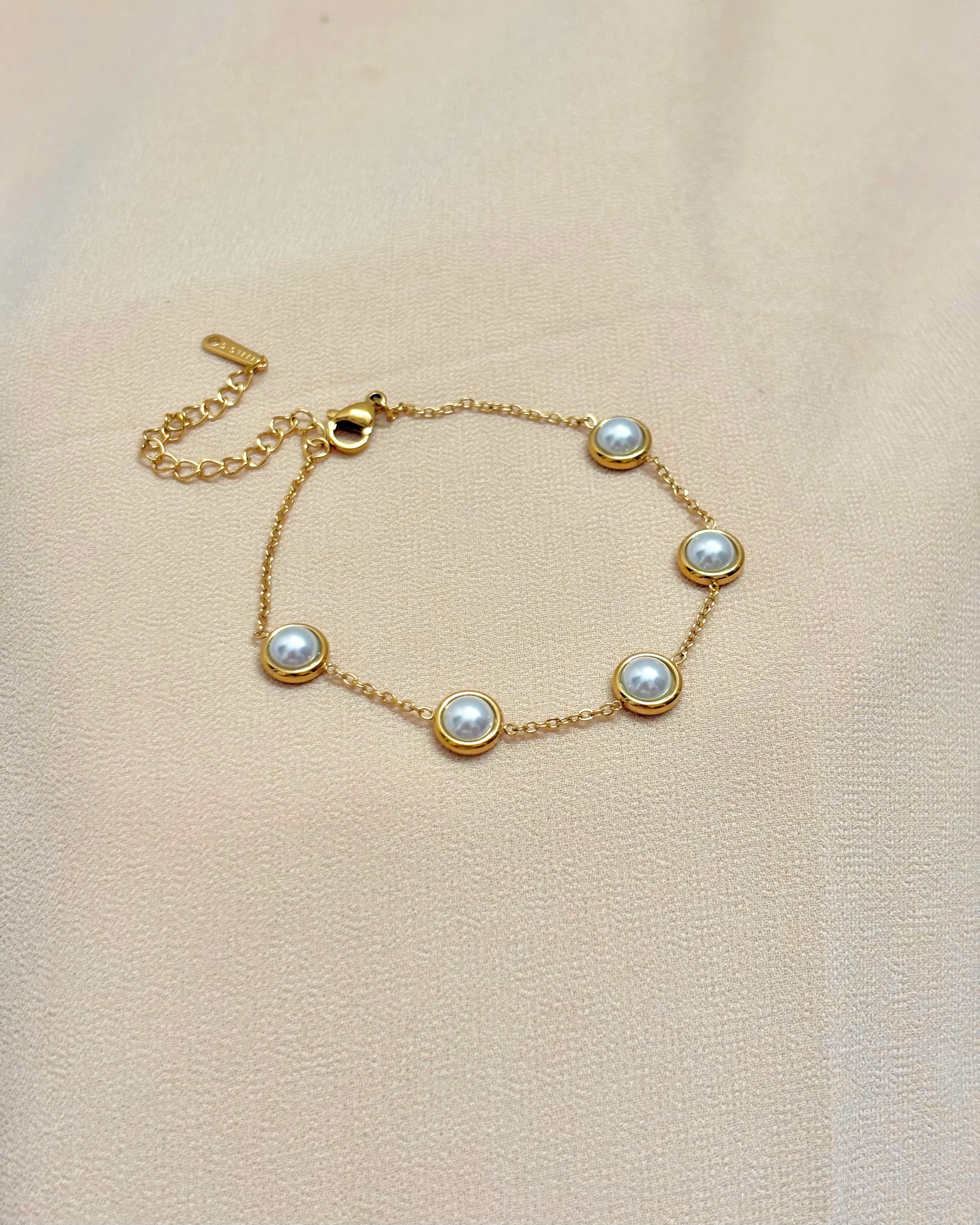 Half white pearl connecting bracelet