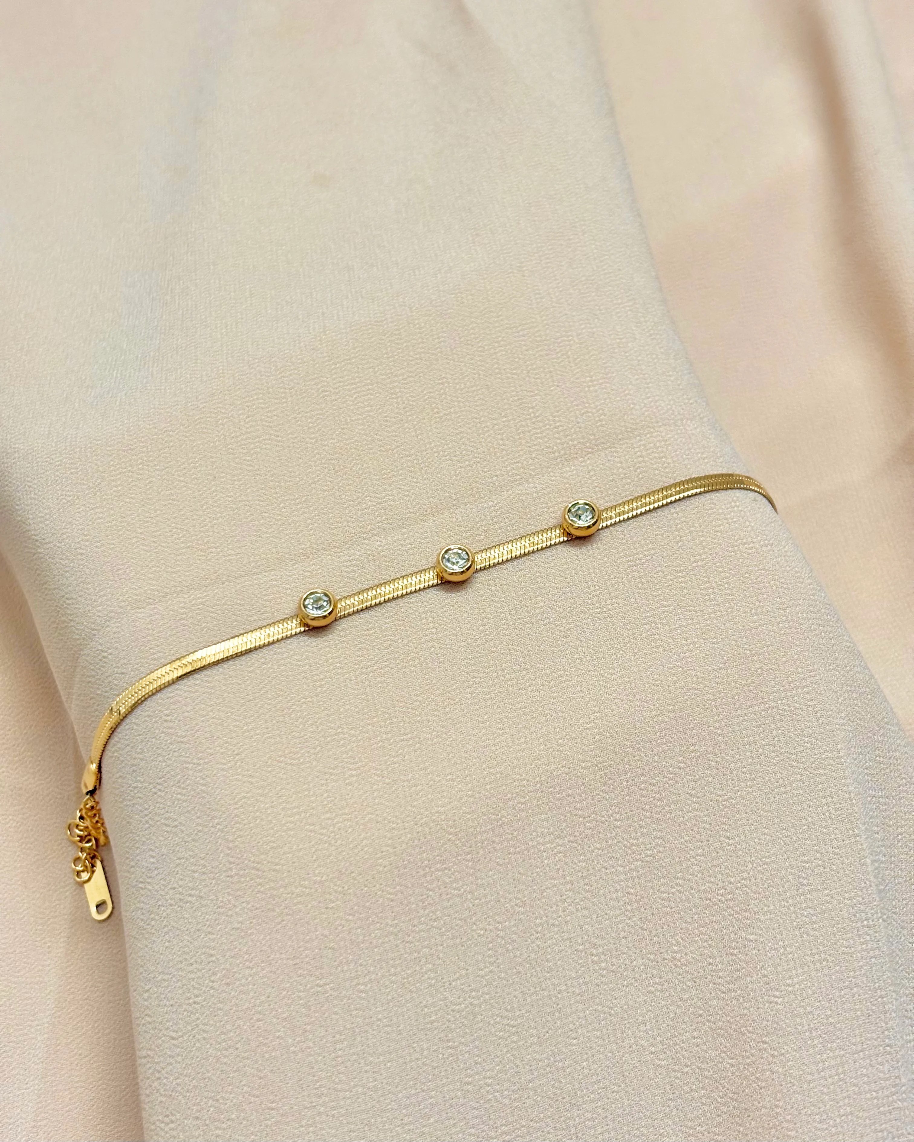 Three stones snake chain bracelet