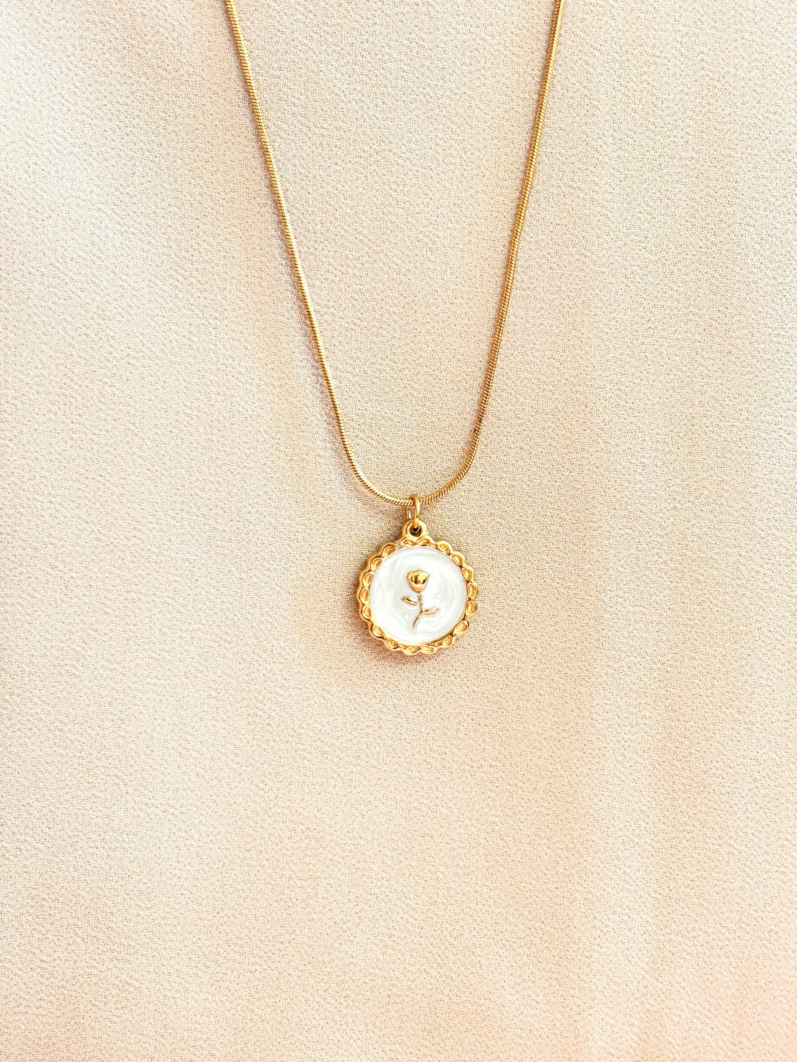 Rose seal round necklace
