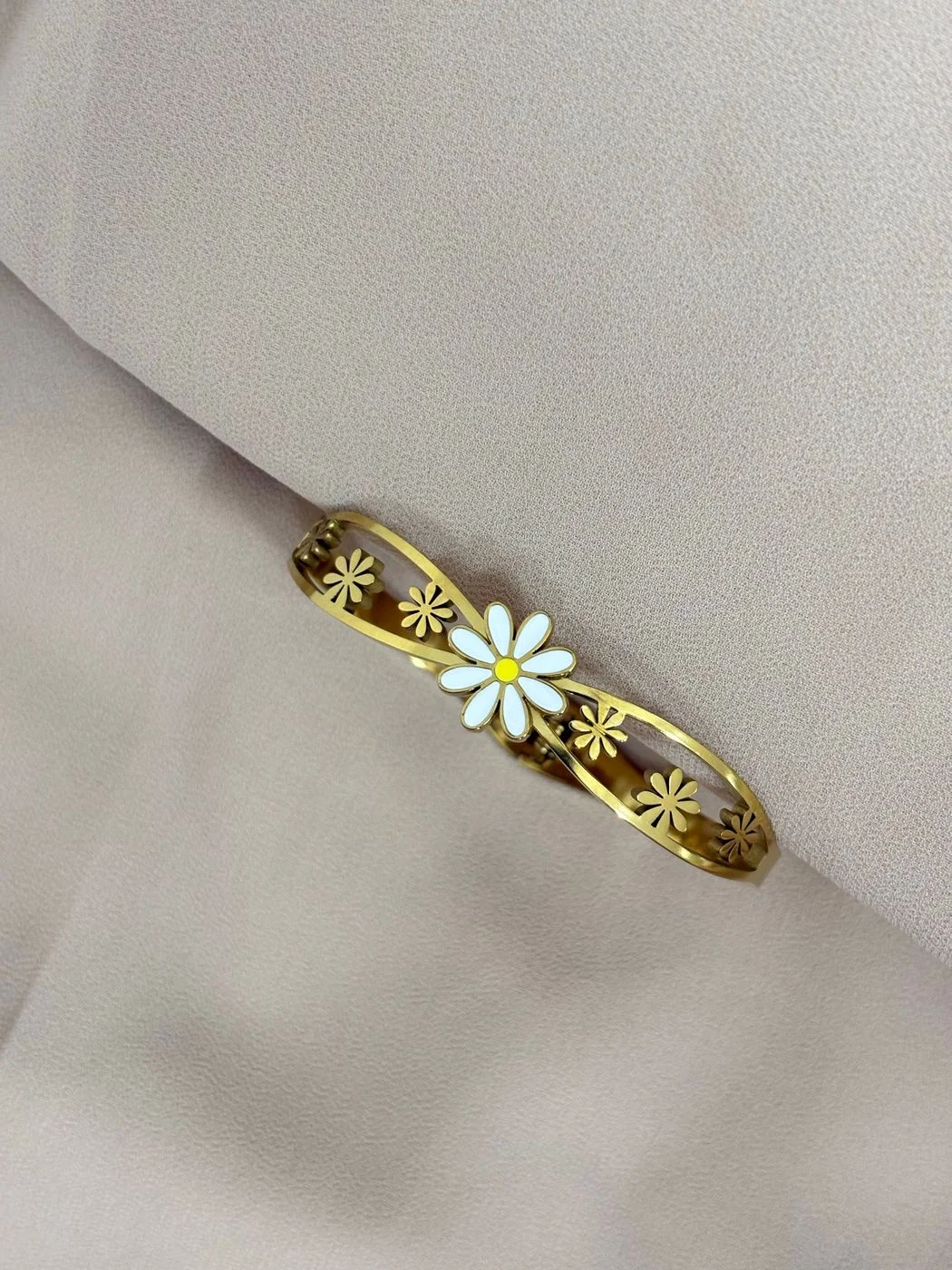 White flower theme bangle bracelet 2
