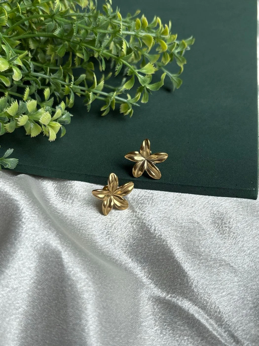 Tulip stud earrings