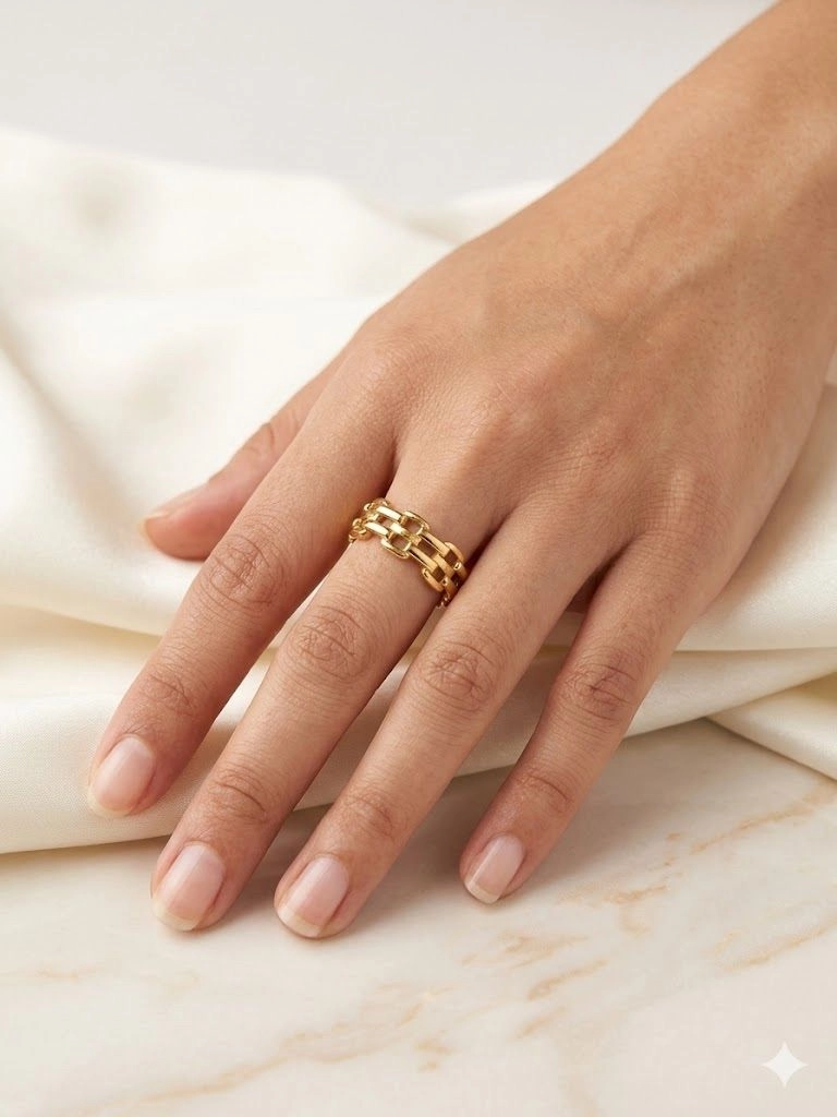 Locked chains ring