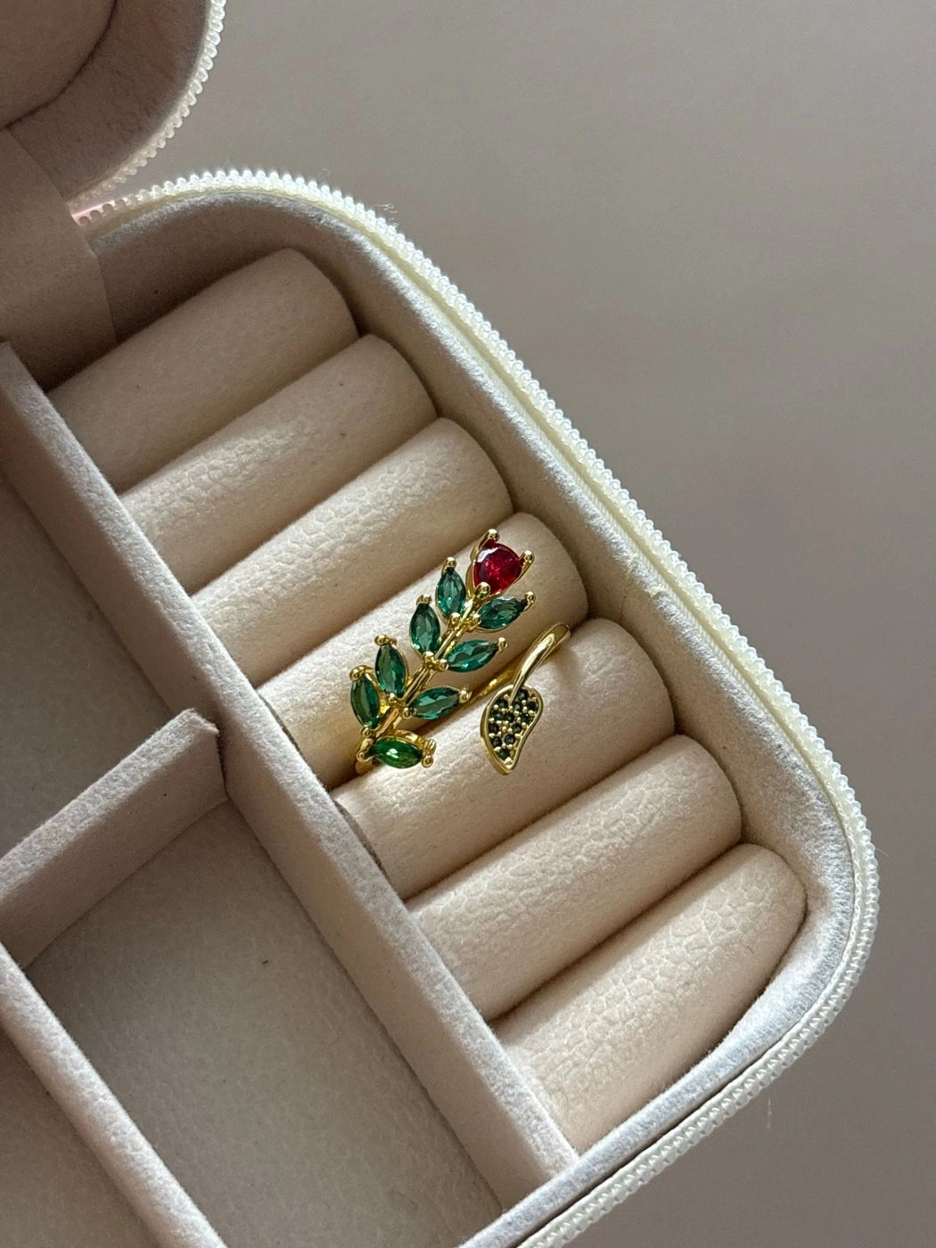 Red rose ring