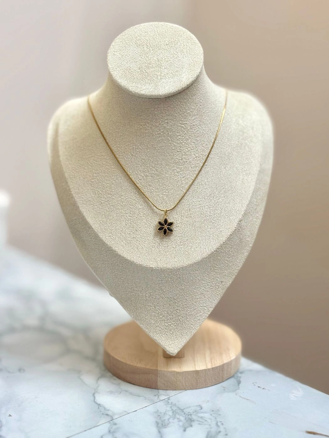 Black stone flower pendant neck chain