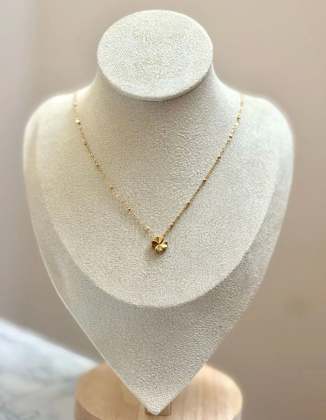 Little flower pendant necklace