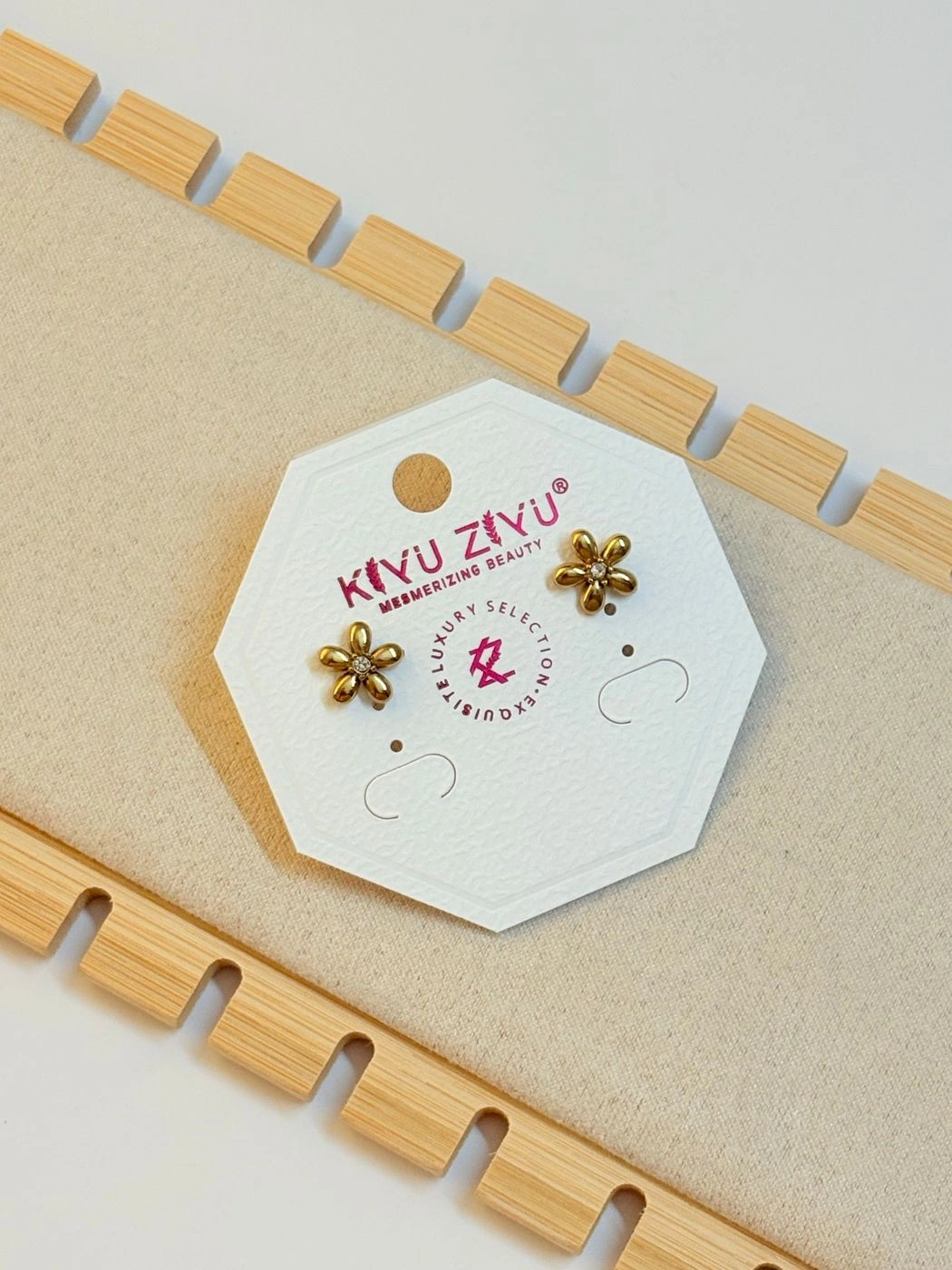 Minimal floral stud earrings 1
