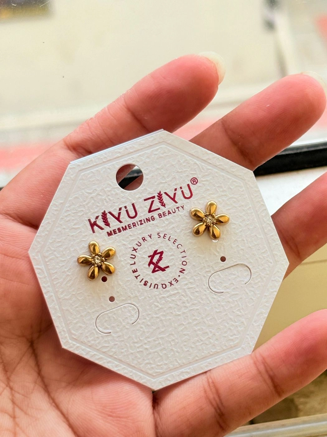 Minimal floral stud earrings 2