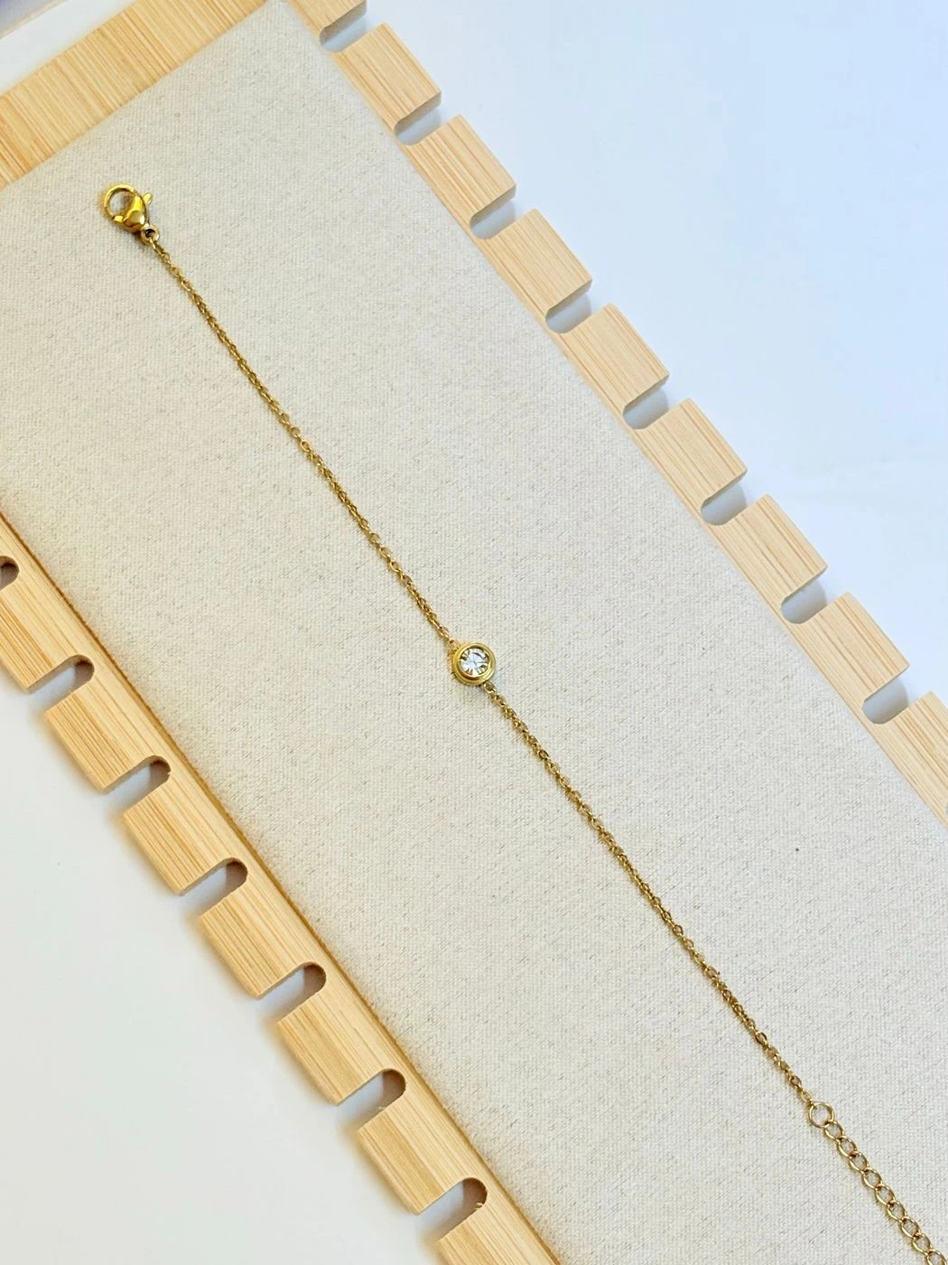 Minimal single stone bracelet