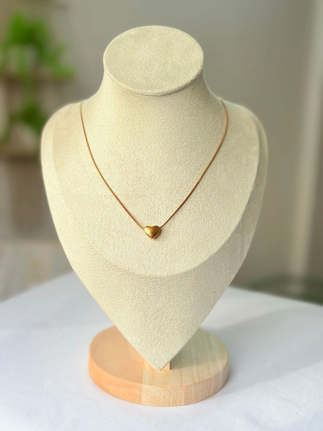 Minimal heart pendant neck chain