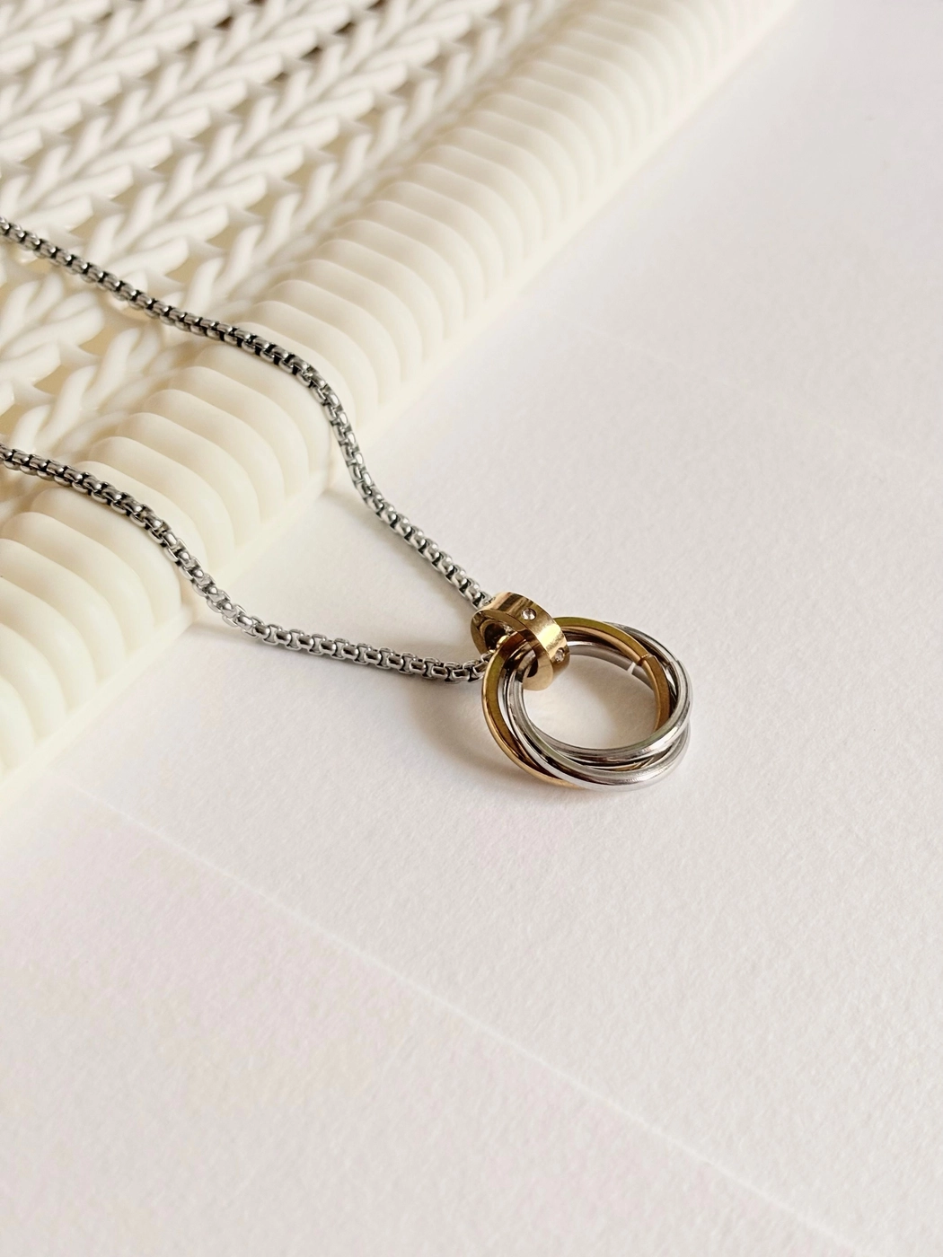 Triple rings circular pendant chain 1