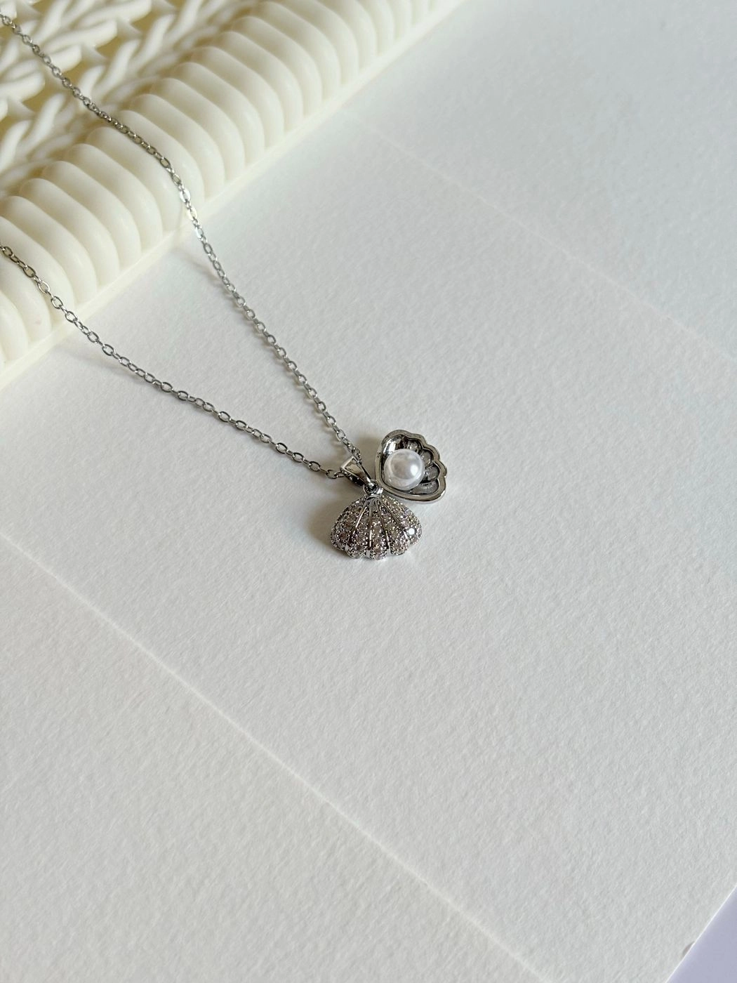Shell & pearl pendant chain