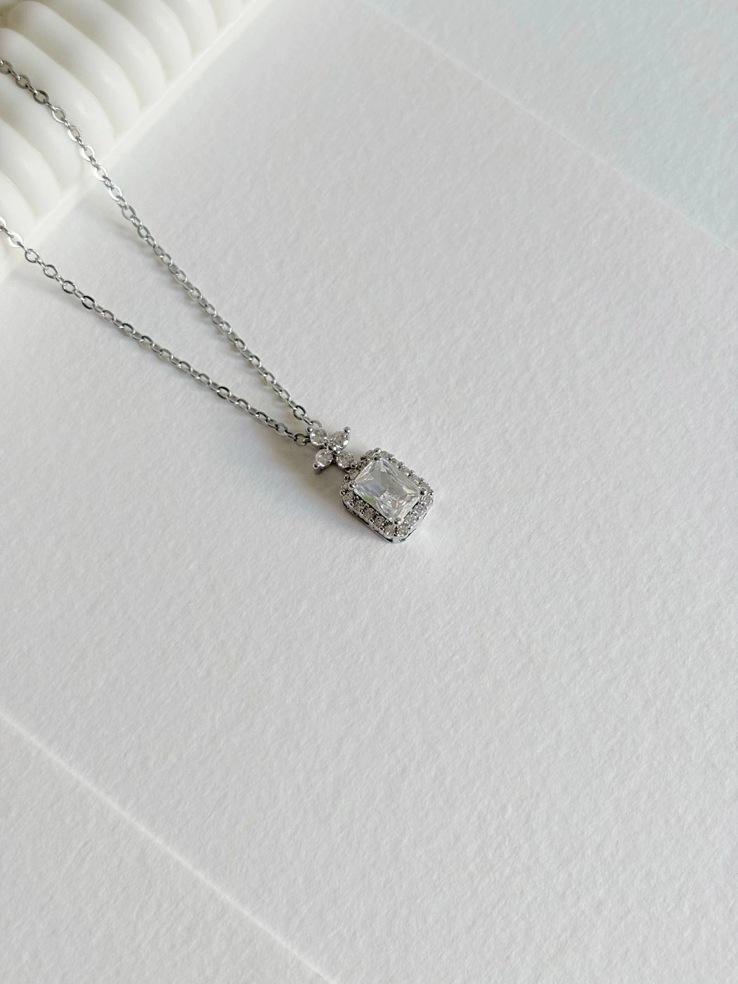 Solitaire pendant chain