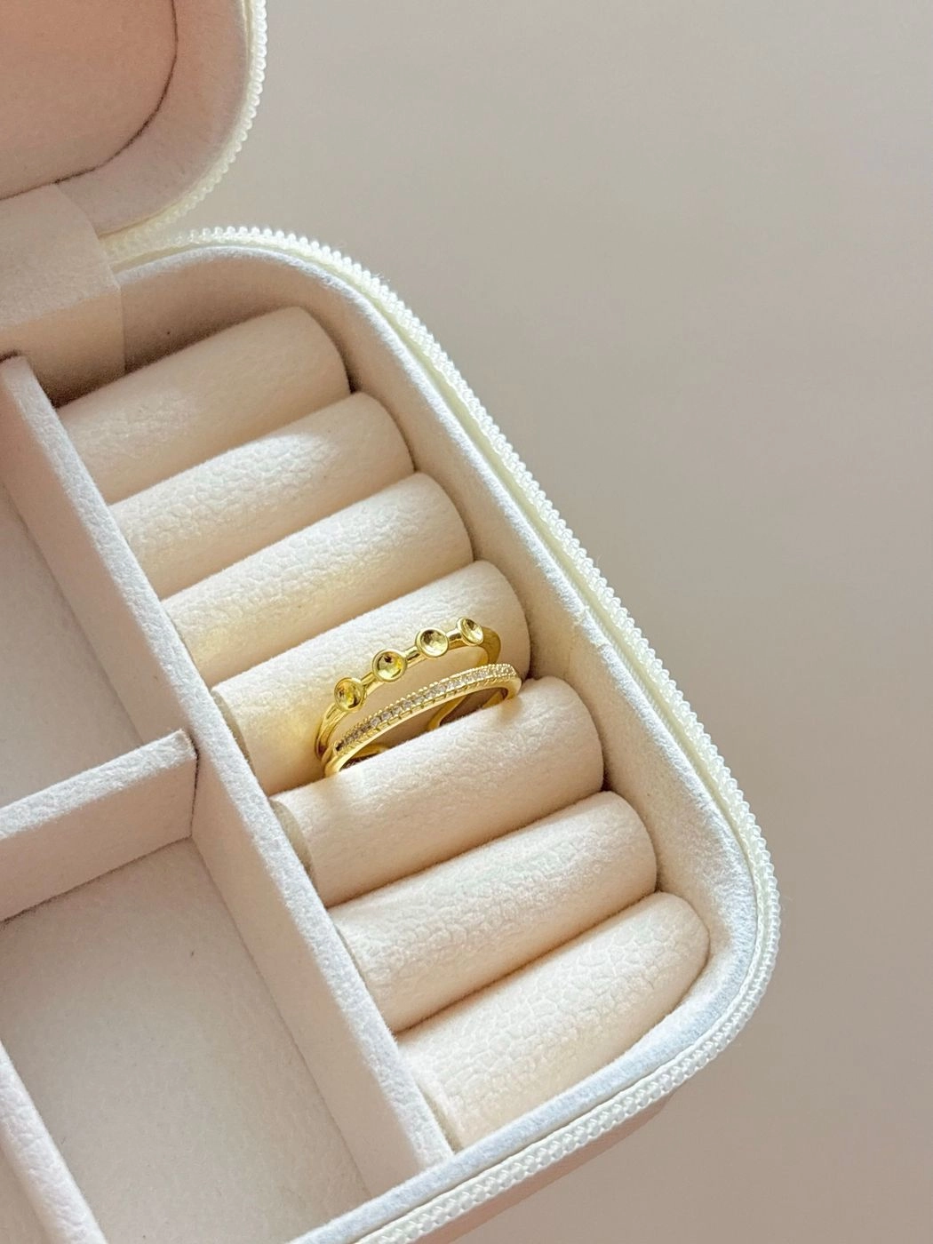 Four dots adjustable ring
