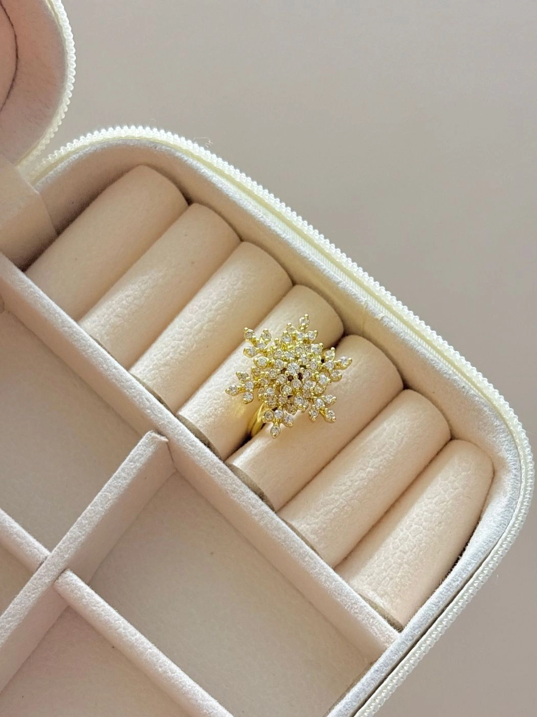 Rotatable snow flakes adjustable ring