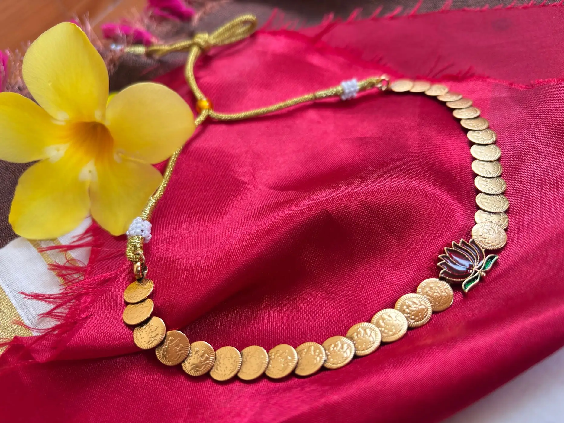 Coin Lotus Chocker 3