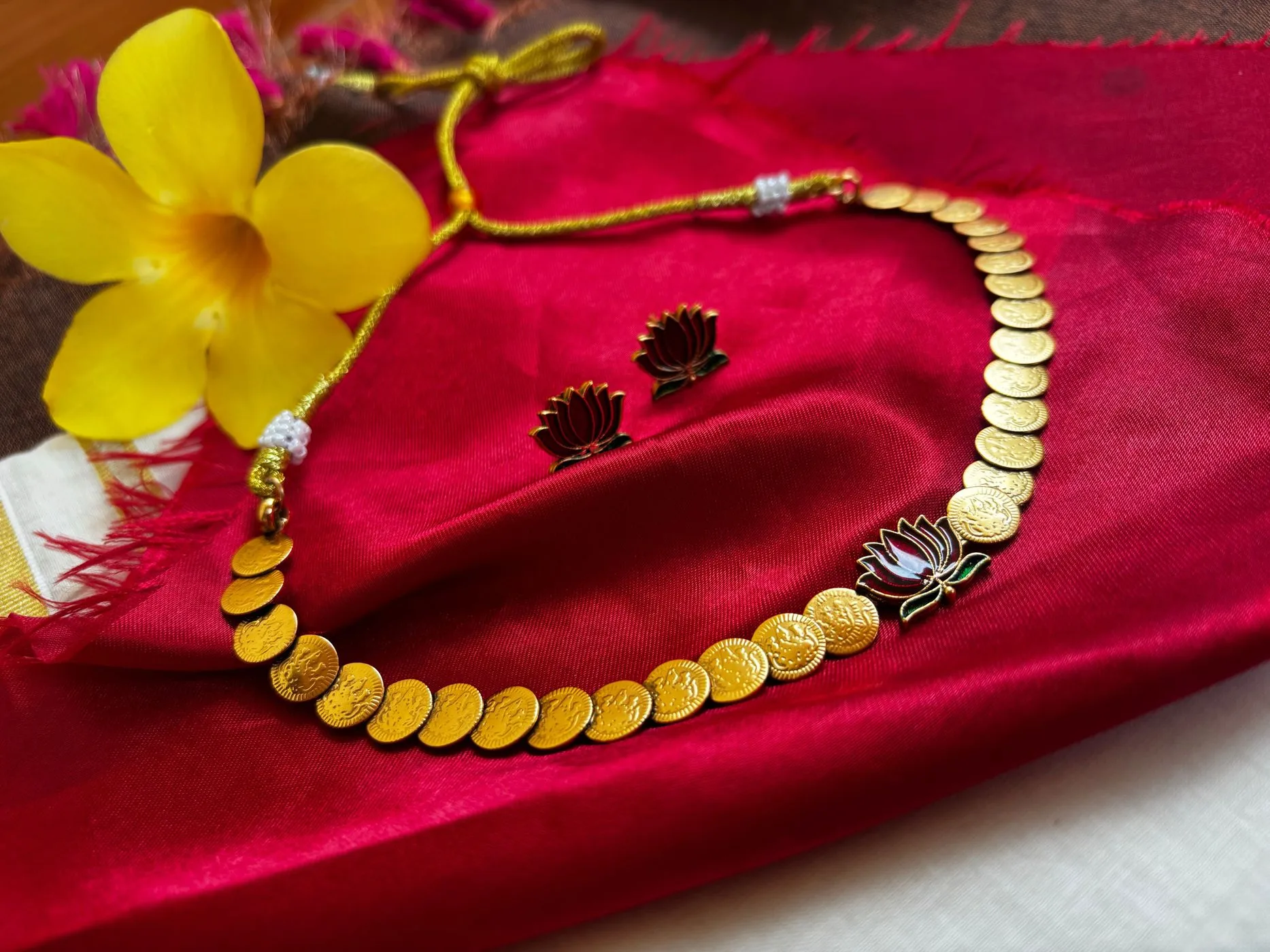 Coin Lotus Chocker 1