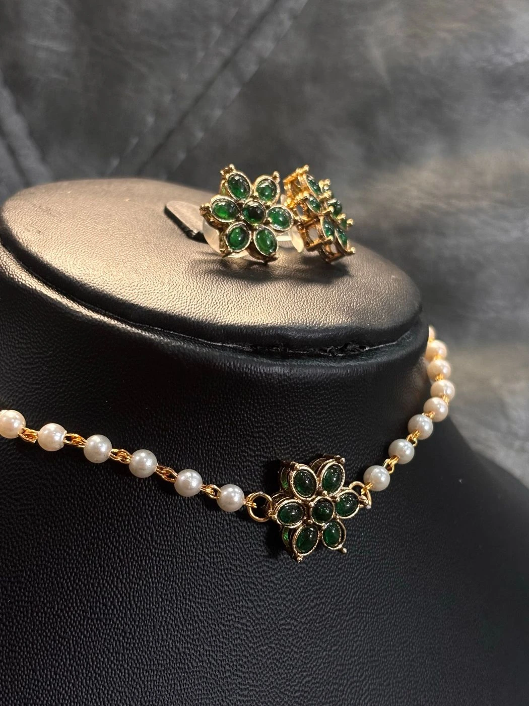 Single layer pearl flower chocker - Green 1