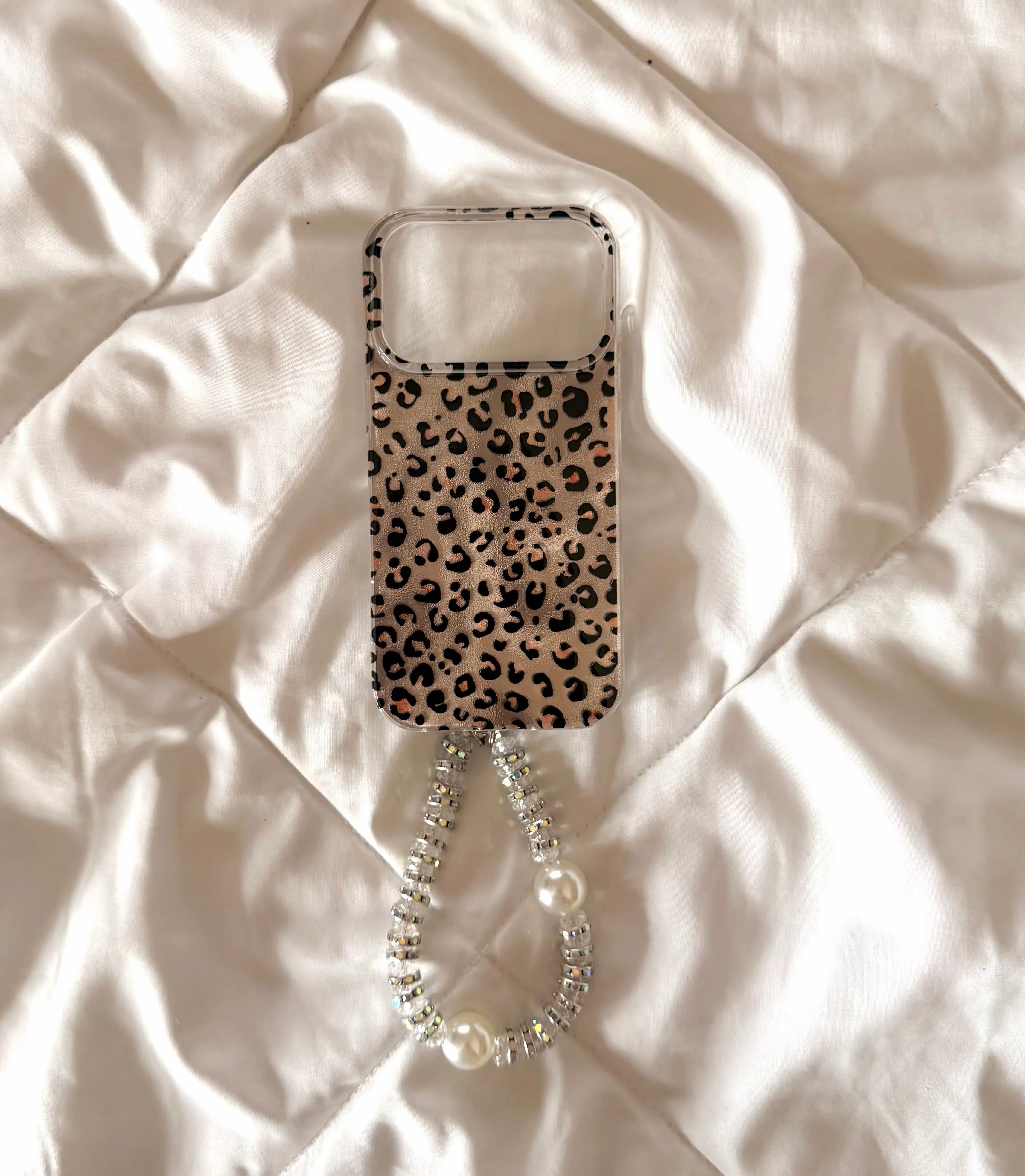 Wild Chic Leapord case with pendant Charm