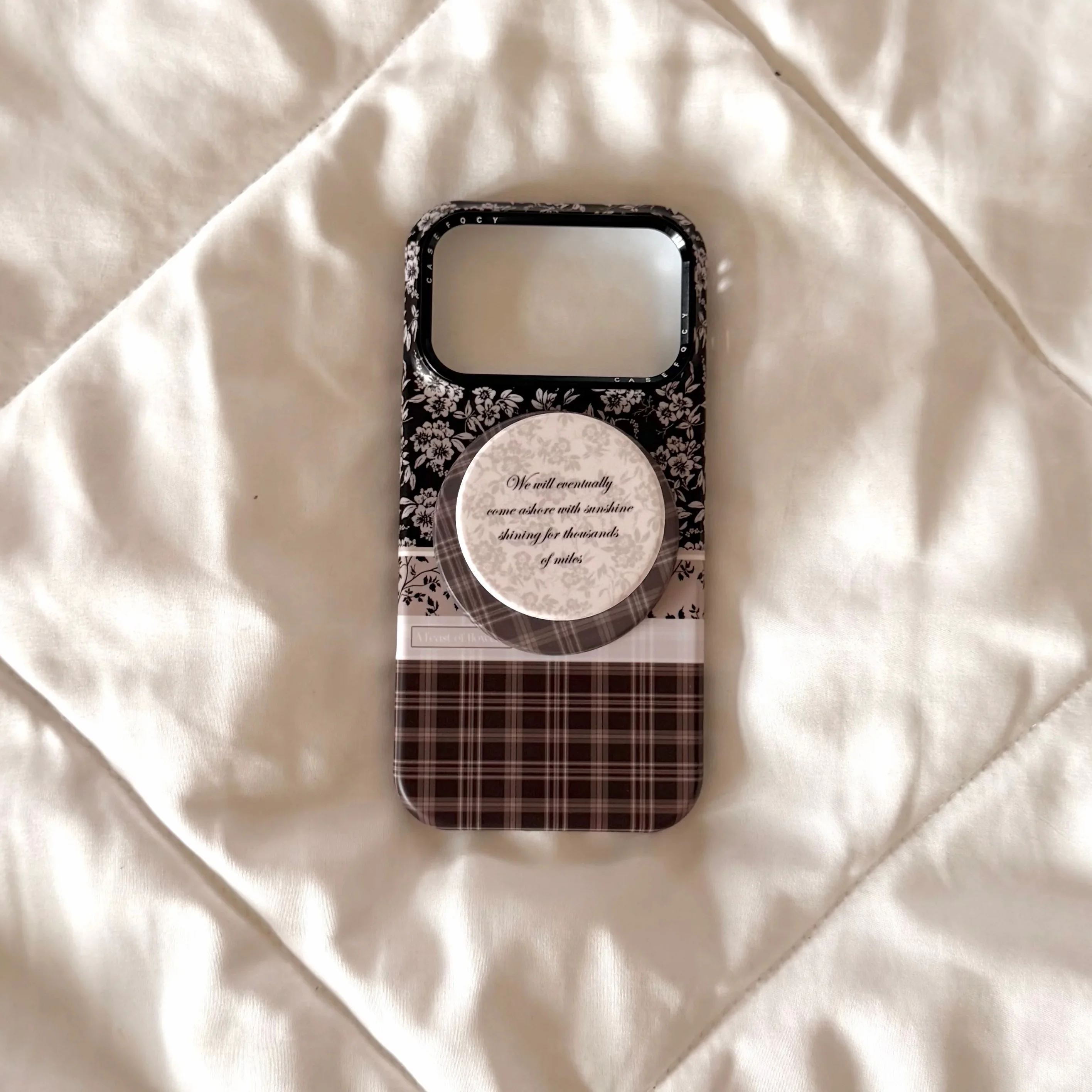 Brown Floral Plaid magnetic MagSafe Case – with Grip Holder