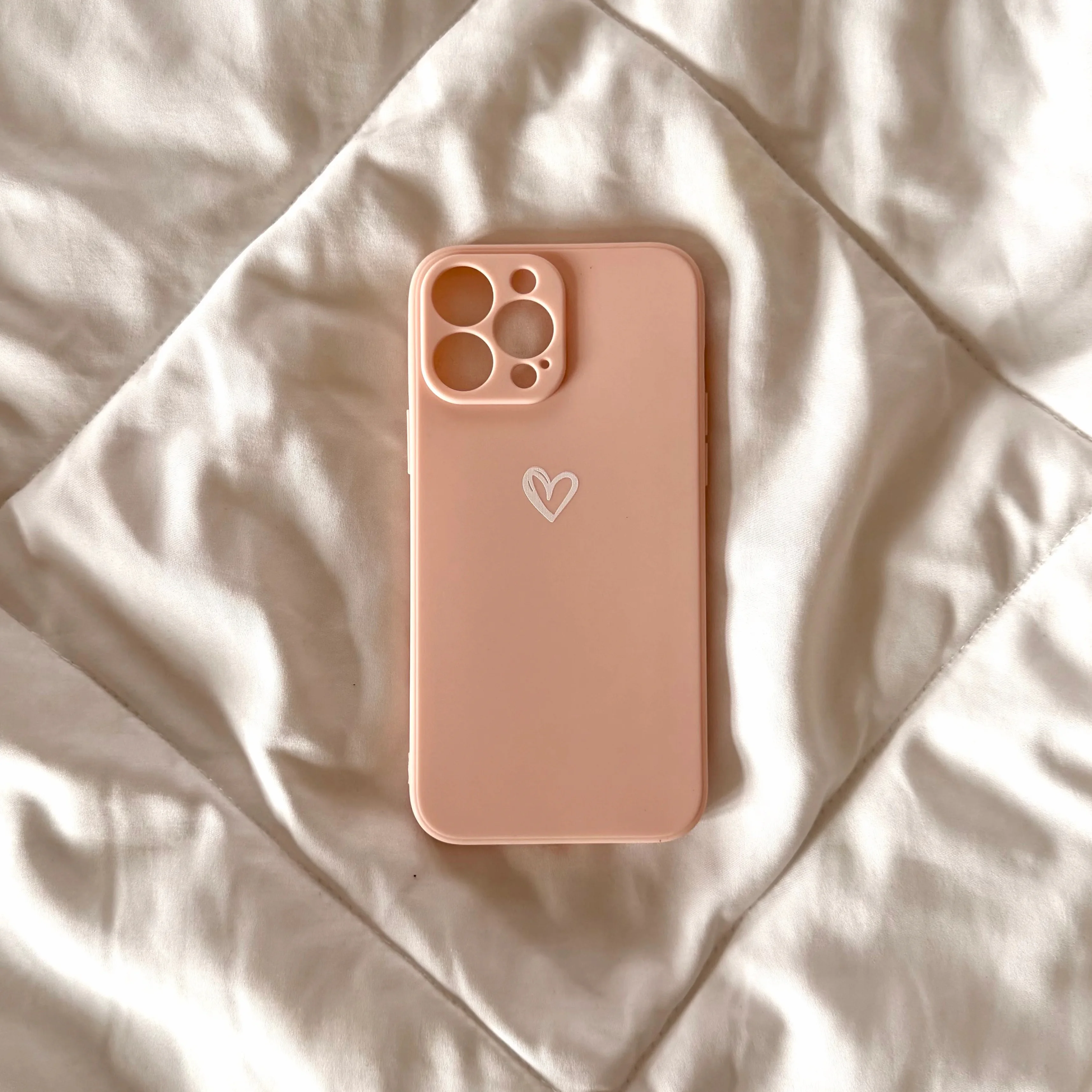 Baby pink silicon case with white heart