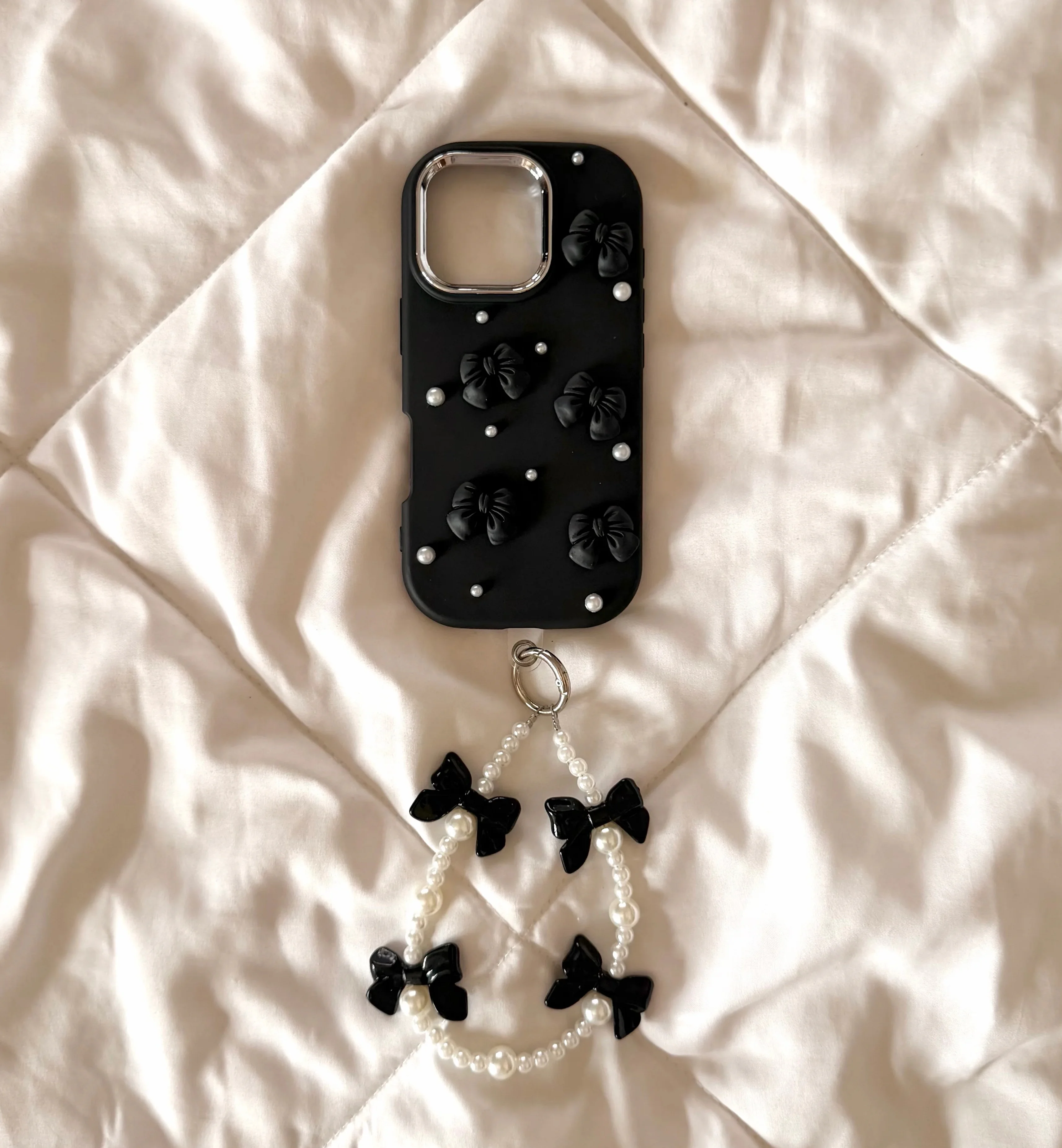 Black case with 3D bow & pearl charm